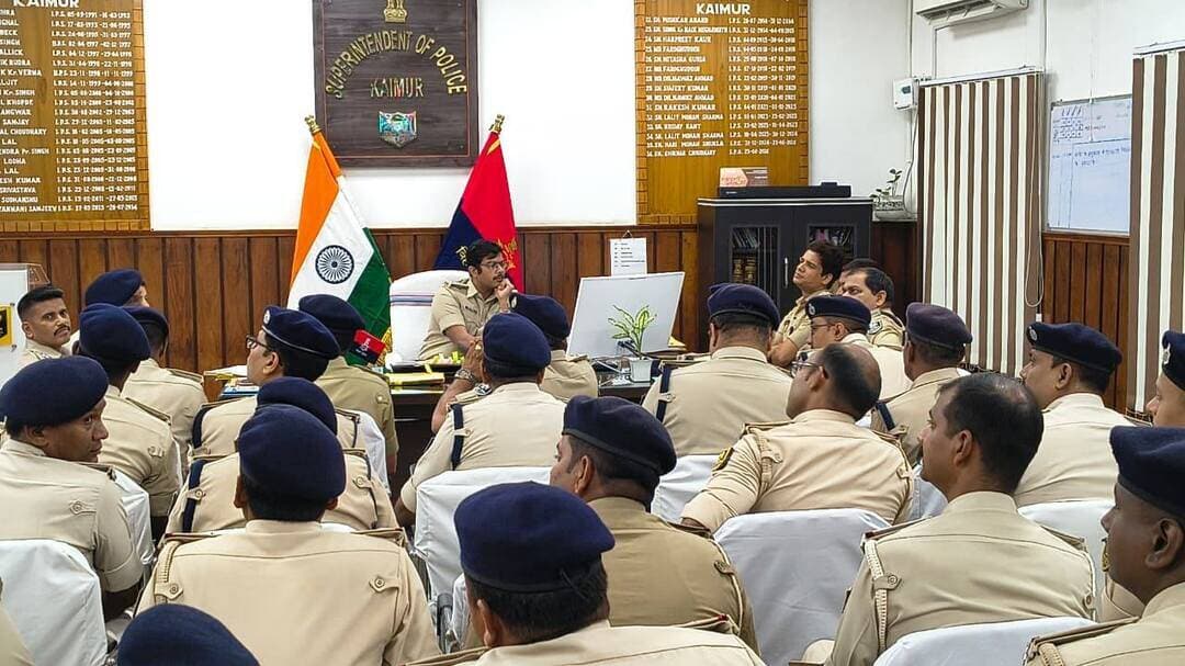 कैमूर में अपराध पर लगाम लगाने के लिए SP सख्त! थानेदारों के साथ की मासिक अपराध गोष्ठी, लंबित कांडों की हुई समीक्षा