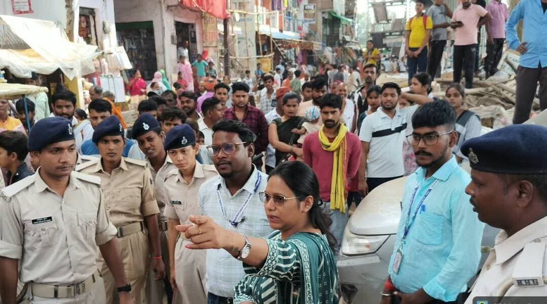 कैमूर के कुदरा नगर पंचायत द्वारा लालापुर में सर्विस रोड पर अतिक्रमण हटाओ अभियान चलाया गया।