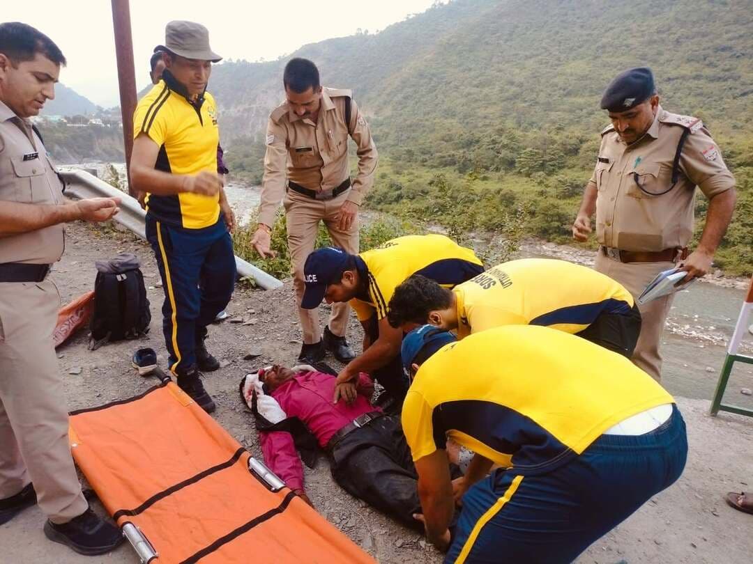 🚨सतपुली दंगलेश्वर महादेव मंदिर मार्ग पर खाई में गिरी स्कूटी, 56 वर्षीय वर्षीय व्यक्ति घायल
पौड़ी गढ़वाल। सतपुली क्षेत्र में दंगलेश्वर महादेव मंदिर मार्ग पर एक स्कूटी अनियंत्रित होकर सड़क से करीब 10 मीटर नीचे खाई में जा गिरी। हादसे में स्कूटी सवार 56 वर्षीय रणवीर सिंह घायल हो गए।
घटना की सूचना मिलते ही SDRF सतपुली की टीम तत्काल मौके पर पहुंची। SDRF जवानों ने खाई में उतरकर घायल रणवीर सिंह, निवासी सतपुली, को सुरक्षित बाहर निकाला।
रेस्क्यू के बाद घायल को स्थानीय पुलिस के वाहन से उपचार के लिए अस्पताल भेजा गया। SDRF की त्वरित कार्रवाई से घायल को समय पर अस्पताल पहुंचाने में मदद मिली।
#PauriGarhwal #Satpuli #SDRF #UttarakhandNews #RescueOperation #newsmafiya