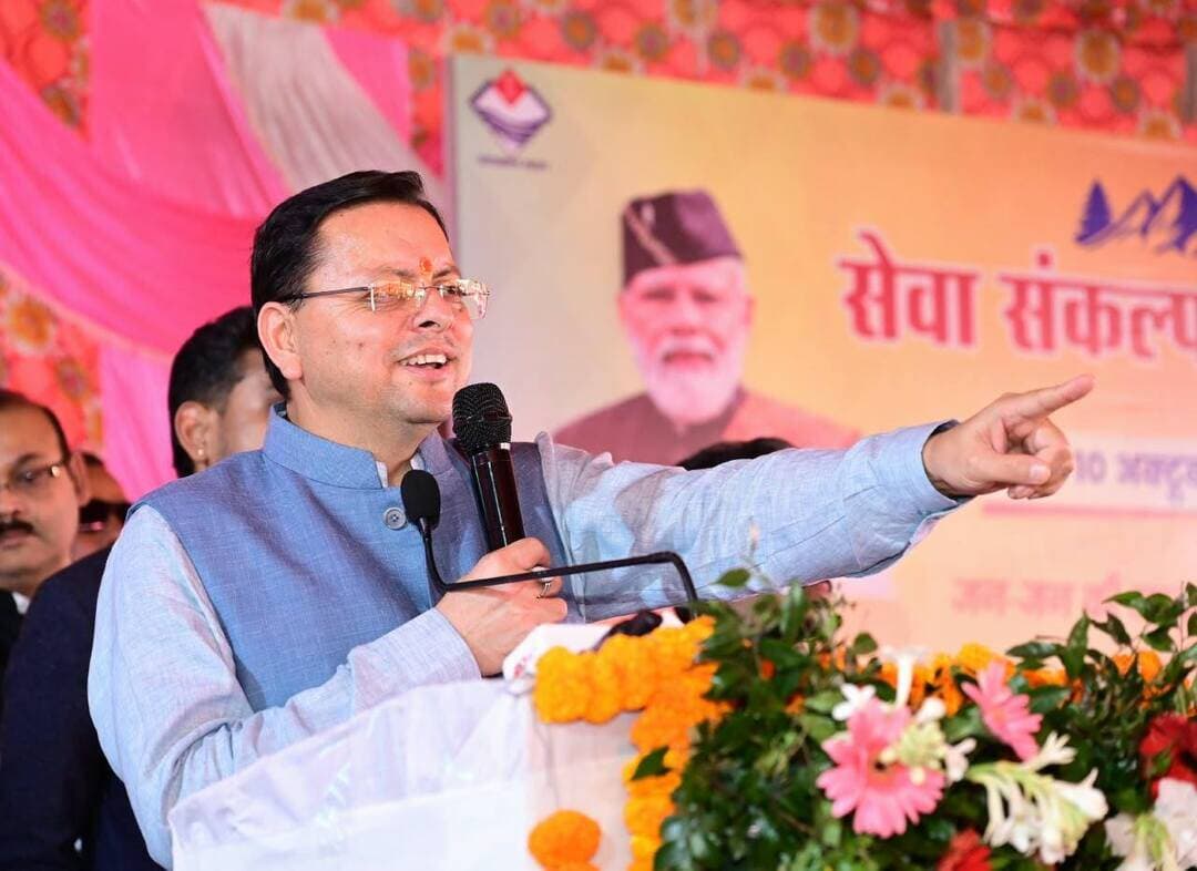 🚨मुख्यमंत्री धामी के सख्त निर्देश, जनसमस्याओं का समय पर करें समाधान; लोगों को न लगाने पड़ें दफ्तरों के चक्कर
देहरादून: मुख्यमंत्री पुष्कर सिंह धामी ने शनिवार को देहरादून के तपोवन रोड स्थित क्षत्रिय चेतना मंच में सेवा संकल्प अभियान के तहत आयोजित बहुउद्देशीय शिविर में प्रतिभाग किया। इस दौरान उन्होंने विभिन्न विभागों के स्टॉलों का निरीक्षण किया और अधिकारियों को जनसमस्याओं का प्राथमिकता के आधार पर समयबद्ध समाधान सुनिश्चित करने के निर्देश दिए।
मुख्यमंत्री ने कहा कि आम जनता को अपने छोटे-छोटे कामों के लिए बार-बार सरकारी कार्यालयों के चक्कर न लगाने पड़ें। अधिकारियों की जिम्मेदारी है कि प्रत्येक शिकायत को गंभीरता से लेते हुए उसके समाधान के लिए प्रभावी कार्रवाई करें। जिन मामलों में समाधान में समय लगना हो, उनमें शिकायतकर्ता को स्पष्ट जानकारी दी जाए।
शिविर के दौरान मुख्यमंत्री ने लाभार्थियों को कृषि यंत्र, मशरूम मिनीकिट तथा बाल विकास विभाग की ओर से महालक्ष्मी और किशोरी किट वितरित कीं। उन्होंने कहा कि बहुउद्देशीय शिविरों का उद्देश्य सरकारी योजनाओं और सेवाओं को सीधे जनता तक पहुंचाना तथा लोगों की समस्याओं का समाधान सुनिश्चित करना है।
मुख्यमंत्री ने बताया कि प्रधानमंत्री नरेंद्र मोदी के जन्मदिन 17 सितंबर से प्रदेश में सेवा संकल्प अभियान चलाया जा रहा है। इससे पहले संचालित ‘जन-जन की सरकार, जन-जन के द्वार’ अभियान के दो चरणों में 6.5 लाख से अधिक लोगों ने भागीदारी की। इस अभियान के माध्यम से लोगों की समस्याओं के समाधान के साथ पात्र लाभार्थियों को विभिन्न जनकल्याणकारी योजनाओं का लाभ पहुंचाया गया।
उन्होंने कहा कि राज्य सरकार का लक्ष्य समाज के अंतिम व्यक्ति तक योजनाओं का लाभ पहुंचाना है। बुजुर्गों, महिलाओं और दूरस्थ क्षेत्रों में रहने वाले लोगों को प्रमाणपत्र, पेंशन, राशन कार्ड और स्वास्थ्य सेवाओं जैसी सुविधाओं के लिए अनावश्यक परेशानी न उठानी पड़े, इसके लिए शासन-प्रशासन को जनता के बीच पहुंचकर काम करना होगा।
मुख्यमंत्री ने स्वास्थ्य सेवाओं का उल्लेख करते हुए कहा कि शिविरों में स्वास्थ्य जांच और चिकित्सा परामर्श जैसी सुविधाएं उपलब्ध कराने पर भी जोर दिया जा रहा है। आयुष्मान भारत और अटल आयुष्मान उत्तराखंड जैसी योजनाओं के माध्यम से पात्र लोगों तक स्वास्थ्य सुविधाएं पहुंचाना सरकार की प्राथमिकताओं में शामिल है।
उन्होंने क्षेत्रवासियों से शिविरों का अधिक से अधिक लाभ उठाने और संबंधित विभागों से सरकारी योजनाओं की जानकारी प्राप्त करने की अपील की। साथ ही जनप्रतिनिधियों और अधिकारियों से जनसेवा की भावना के साथ कार्य करने का आह्वान किया।
कार्यक्रम में विधायक उमेश शर्मा काऊ, जिलाधिकारी डॉ. आशीष चौहान, एमडीडीए उपाध्यक्ष बंशीधर तिवारी, नगर आयुक्त आलोक कुमार पांडे, वरिष्ठ पुलिस अधीक्षक प्रमेंद्र डोभाल, मुख्य विकास अधिकारी अभिनव शाह सहित जनप्रतिनिधि और विभिन्न विभागों के अधिकारी मौजूद रहे।