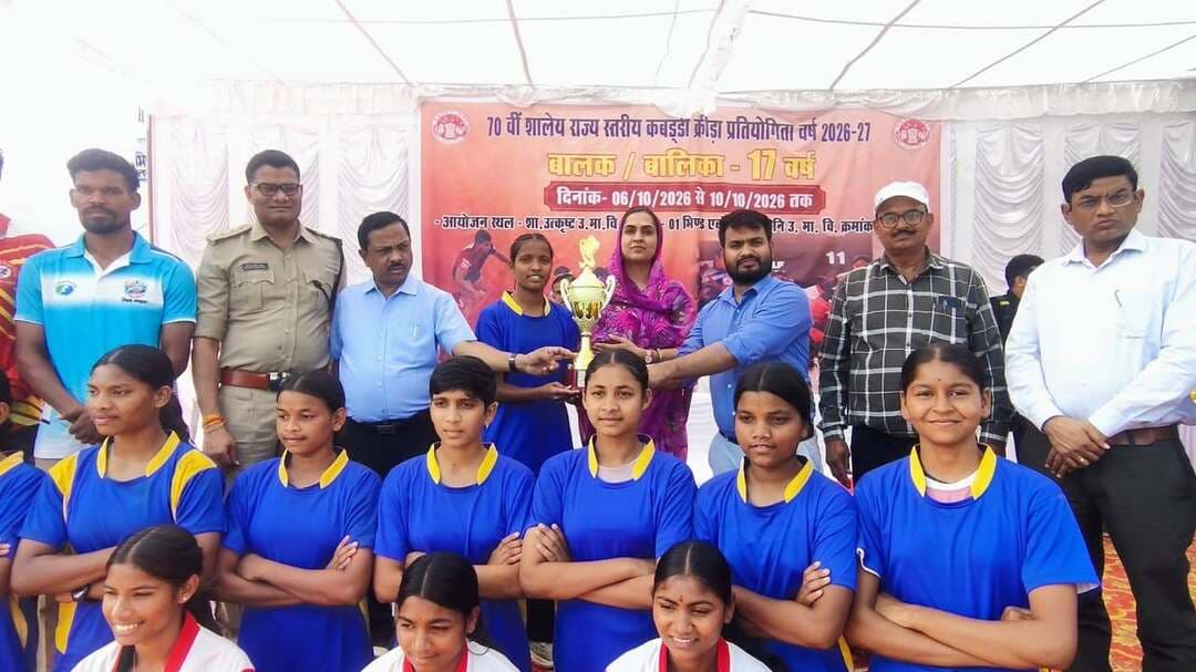 राज्य स्तरीय शालेय कबड्डी प्रतियोगिता का हुआ समापन
बालक वर्ग फाइनल मुकाबले में रीवा तथा बालिका वर्ग में इंदौर संभाग ने प्राप्त किया प्रथम स्थान
भिण्ड शहर में चल रही 70वीं राज्य स्तरीय शालेय कबड्डी प्रतियोगिता के समापन समारोह जिला पंचायत अध्यक्ष श्रीमती कामना भदौरिया के मुख्य आतिथ्य एवं मुख्य कार्यपालन अधिकारी जिला पंचायत भिण्ड श्री वीरसिंह चौहान की अध्यक्षता में आयोजित किया गया।
इस अवसर पर शहर पुलिस अधीक्षक श्री निरंजन राजपूत, जिला शिक्षा अधिकारी श्री सुधांशु द्विवेदी, जिला परियोजना समन्वयक श्री शिवब्रह्म जादौन, प्राचार्य श्री पी.एस. चौहान, सहित अन्य अधिकारी उपस्थित रहे।
जिला पंचायत अध्यक्ष श्रीमती कामना भदौरिया ने खिलाड़ियों का उत्साहवर्धन करते हुए कहा कि आज इस मैदान का खिलाड़ी भविष्य में अंतरराष्ट्रीय खिलाड़ी भी बन सकता है।
सीईओ जिला पंचायत श्री वीरसिंह चौहान द्वारा खिलाड़ियों का उत्साहवर्धन किया गया।
जिला शिक्षा अधिकारी द्वारा मैचों के परिणामों की घोषणा की गई, जिसमें बालक वर्ग फाइनल मुकाबले में रीवा ने भोपाल संभाग को हराकर प्रथम स्थान प्राप्त किया, द्वितीय स्थान भोपाल संभाग एवं तृतीय स्थान जबलपुर संभाग ने प्राप्त किया।
बालिका वर्ग में इंदौर संभाग ने जनजाति कार्य विभाग को पराजित कर प्रथम स्थान प्राप्त किया, जनजाति कार्य विभाग ने द्वितीय स्थान प्राप्त किया तथा तृतीय स्थान बालिका वर्ग में उज्जैन संभाग ने प्राप्त किया।
व्यक्तिगत पुरस्कारों में बालक वर्ग में बेस्ट रेडर श्री आदित्य यादव रीवा संभाग, बेस्ट कैचर नमन अली जबलपुर संभाग एवं बेस्ट ऑलराउंडर राज धाकड़ भोपाल संभाग को मिला तथा बालिका वर्ग में बेस्ट रेडर उमेश्वरी जनजाति कार्य विभाग, बेस्ट कैचर जैविका उज्जैन संभाग तथा वेस्ट ऑलराउंडर इंदौर संभाग की परिणा ने प्राप्त किया।
#CMMadhyaPradesh
#JansamparkMP
Department of School Education, Madhya Pradesh
#भिण्ड
#Bhind