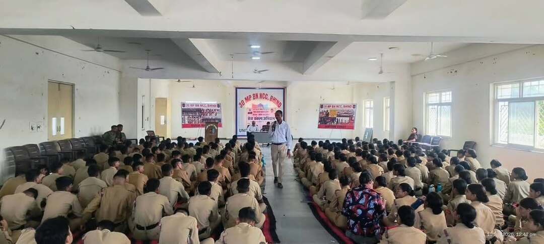 जिला रोजगार कार्यालय भिण्ड द्वारा एनसीसी कैडेट्स को दी गई कैरियर काउंसलिंग
जिला रोजगार कार्यालय भिण्ड द्वारा "सेवा संकल्प अभियान" के अंतर्गत शासकीय संभागीय औद्योगिक प्रशिक्षण संस्था (आईटीआई) भिण्ड में आयोजित एनसीसी कैम्प (30 एमपी बटालियन एनसीसी भिण्ड) के प्रतिभागी कैडेट्स को कैरियर काउंसलिंग प्रदान की गई।
काउंसलिंग सत्र में कैडेट्स को विभिन्न क्षेत्रों में उपलब्ध बेहतर रोजगार एवं स्वरोजगार के अवसरों, शासन की रोजगारोन्मुखी योजनाओं और भविष्य की कैरियर संभावनाओं के बारे में विस्तार से जानकारी दी गई। साथ ही सही कैरियर चयन, कौशल विकास और प्रतियोगी परीक्षाओं की तैयारी के लिए मार्गदर्शन भी दिया गया।
कार्यक्रम में बड़ी संख्या में छात्र-छात्राएँ कैडेट्स उपस्थित रहे। उन्होंने कार्यक्रम में रुचि के साथ भाग लिया और अपनी जिज्ञासाओं का समाधान प्राप्त किया। कार्यक्रम में एनसीसी के अधिकारीगण एवं आईटीआई के स्टाफ की भी उपस्थिति रही।
#CMMadhyaPradesh
#JansamparkMP
Department of Skill Development, Madhya Pradesh
#भिण्ड
#Bhind