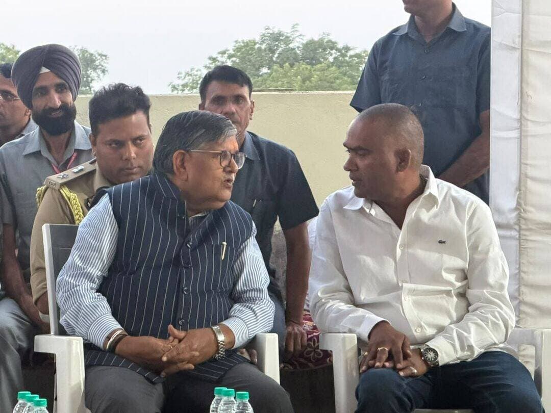 पंजाब के राज्यपाल कटारिया आक्या पहुंचे, दिवंगत विधायक पिता को दी श्रदांजलि।
दैनिक वीरधरा राजस्थान।
चित्तौड़गढ़। विधायक चंद्रभान सिंह आक्या के पिता राम सिंह आक्या के निधन पर शोक व्यक्त करने शनिवार को पंजाब के गवर्नर गुलाबचंद कटारिया शनिवार सायंकाल ग्राम आक्या पहुंचे।
वहां उन्होंने दिवंगत राम सिंह आक्या की तस्वीर पर पुष्पांजलि अर्पित की। उन्होंने विधायक चंद्रभान सिंह आक्या को उनके पिता के निधन पर सांत्वना देते हुए ढाढ़स बंधाया।