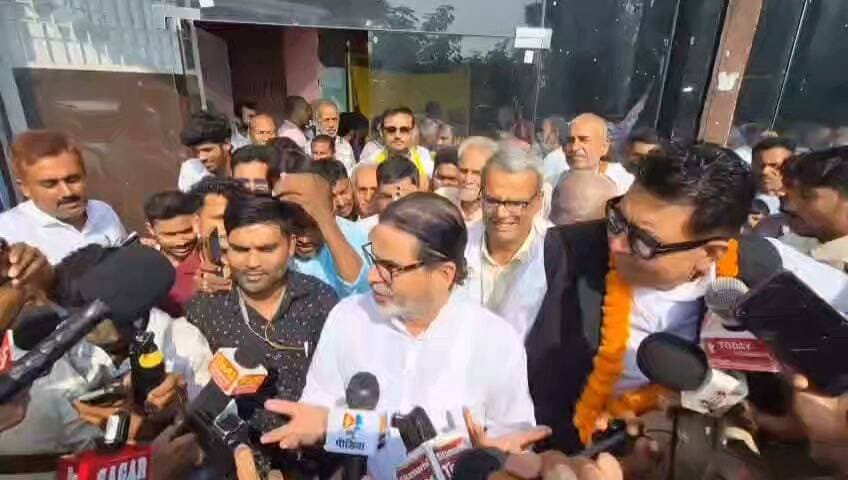 *PK सीतामढ़ी में शिक्षक-स्नातक संवाद में पहुंचे, बोले- यह वोट सरकार बनाने-हटाने का नहीं, बनी हुई व्यवस्था को जवाबदेह बनाने का वोट है, शिक्षकों को 7वां वेतनमान व स्नातकों को 10 हजार नौकरी दिलाएगा, बिहार में बैठे हुक्मरानों के मन में डर पैदा करेगा; जिस जनता ने आपको कुर्सी पर बैठाया है, अगर आप काम नहीं करेंगे तो जनता कुर्सी से हटा भी सकती है*
*PK ने जन सुराज के पूर्व उम्मीदवार के दूसरी पार्टी में जाने पर दिया बड़ा बयान, बोले- गुण-दोष के आधार पर डॉ. रश्मि और डॉ. विमोहन अच्छे उम्मीदवार हैं, लेकिन डॉ. रश्मि जंगलराज वाली पार्टी की उम्मीदवार हैं और डॉ. विमोहन बिहार के अच्छे भविष्य व रोजगार की बात करने वाले जन सुराज के उम्मीदवार, जन सुराज जाति-धर्म नहीं देखता, NDA और RJD के नेता जाति के नाम पर वोट मांगते हैं, नेता जाति नहीं, अपनी कुर्सी और अपने बच्चों की चिंता करते हैं*