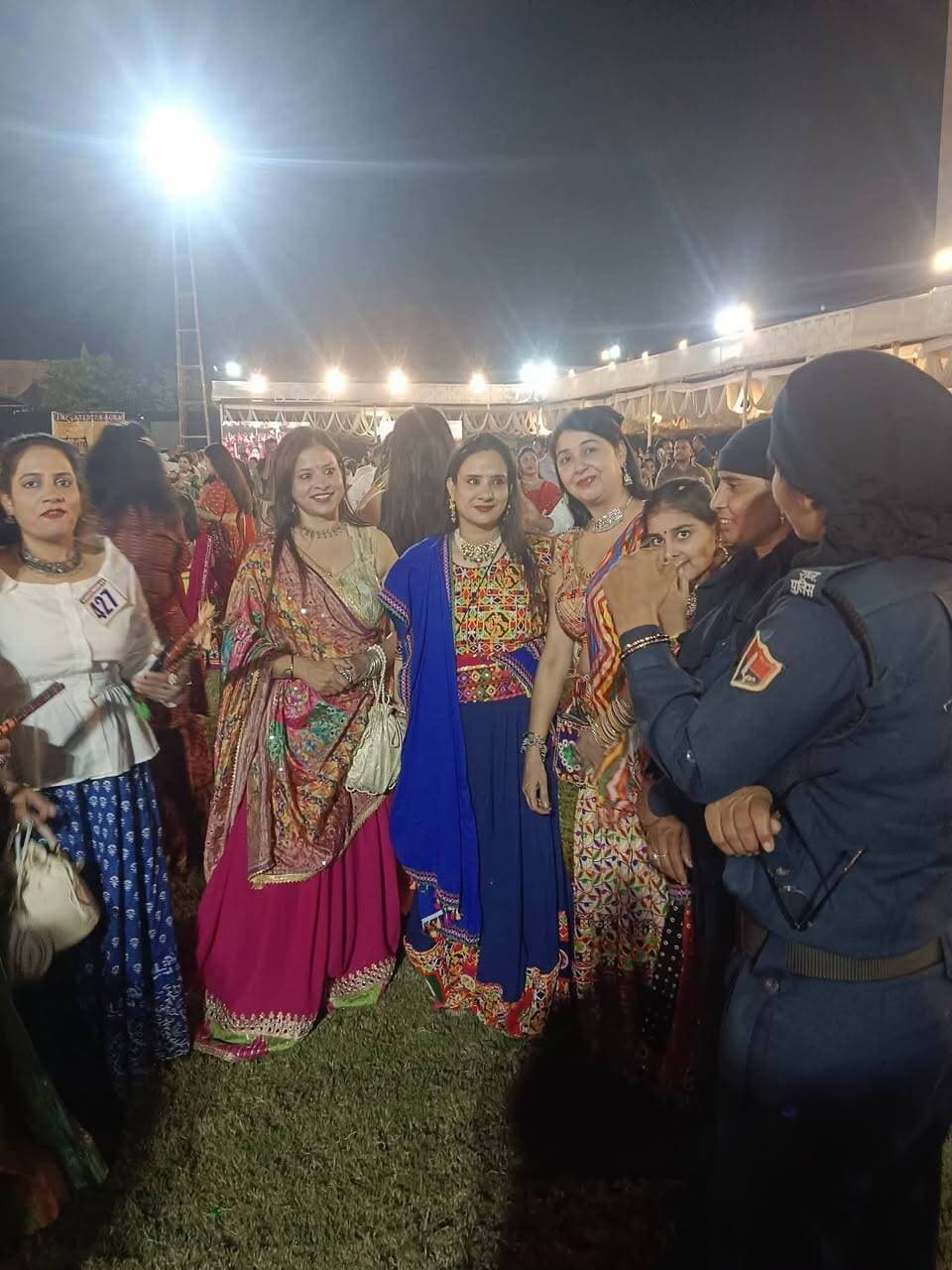 #शक्ति_सुरक्षा_अभियान..
भरतपुर। शहर में नवरात्र के पावन अवसर पर गरबा-डांडिया और अन्य सांस्कृतिक आयोजनों के दौरान महिलाओं और बालिकाओं की सुरक्षा को पुख्ता करने के लिए जिला पुलिस अधीक्षक राजेश कुमार मीना के निर्देशन में 'शक्ति सुरक्षा अभियान' चलाया जा रहा है। कालिका पेट्रोलिंग यूनिट और एंटी रोमियो स्क्वॉड की टीमों ने सांस्कृतिक कार्यक्रमों में सक्रिय रहकर महिलाओं को जागरूक किया तथा उन्हें आपातकालीन हेल्पलाइन नंबरों जैसे 112 और महिला हेल्पलाइन के बारे में विस्तार से बताया। इस दौरान पुलिस ने युवतियों को राजकॉप सिटीजन एप भी डाउनलोड कराया ताकि डिजिटल सेवाओं के जरिए तुरंत पुलिस सहायता प्राप्त की जा सके। पुलिस का यह विशेष अभियान महिलाओं में सुरक्षा का विश्वास बढ़ाने और आयोजनों में भयमुक्त वातावरण सुनिश्चित करने की दिशा में एक अहम कदम है।