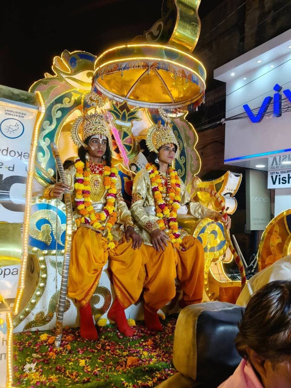 #भरतपुर। शहर में शनिवार को भगवान श्रीराम की भव्य राम बारात अत्यंत हर्षोल्लास और धूमधाम के साथ निकाली गई। शहर के मुख्य मार्गों से गुजरी इस बारात के दौरान चारों तरफ 'जय श्रीराम' के गगनभेदी जयकारे गूंज उठे, जिससे पूरा शहर पूरी तरह भक्तिमय रंग में रंग गया। राम बारात के दर्शन के लिए सड़कों और छतों पर श्रद्धालुओं की भारी भीड़ उमड़ी, और लोगों ने जगह-जगह पुष्प वर्षा कर बारात का स्वागत किया। इस धार्मिक उत्सव को लेकर बच्चों से लेकर बुजुर्गों तक सभी में गजब का उत्साह देखने को मिला।