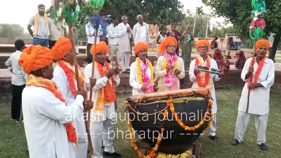 #भरतपुर। डीग महोत्सव-2026 के तहत शनिवार को आयोजित विभिन्न कार्यक्रमों ने पर्यटकों और स्थानीय नागरिकों को रोमांचित कर दिया। शाम के समय ऐतिहासिक जल महलों में रंगीन फव्वारों और दीपदान के भव्य नजारे ने देश-विदेश से पहुंचे सैलानियों का मन मोह लिया, जहाँ जिला कलक्टर मयंक मनीष और जिला एवं सत्र न्यायाधीश उपेंद्र शर्मा की उपस्थिति में जल महलों की फुहारों और रंग-बिरंगी रोशनी का अद्भुत तालमेल देखने को मिला। वहीं, दिन के समय राजस्थान पर्यटन विभाग और जिला प्रशासन द्वारा विभिन्न खेल एवं पारंपरिक प्रतियोगिताएं आयोजित की गईं, जिनमें कबड्डी, रस्साकशी, मूंछ, साफा और राधा-कृष्ण पोशाक प्रतियोगिताओं के माध्यम से राजस्थान की समृद्ध लोक परंपराओं और सांस्कृतिक विरासत की अनूठी झलक देखने को मिली। इस अवसर पर सुरक्षा के पुख्ता इंतजाम रहे और मेला क्षेत्र को वाहन मुक्त रखते हुए सुचारू यातायात प्रबंधन किया गया, जिससे पर्यटकों ने बिना किसी असुविधा के डीग की इस सांस्कृतिक और ऐतिहासिक धरोहर के उत्सवी स्वरूप का आनंद उठाया।