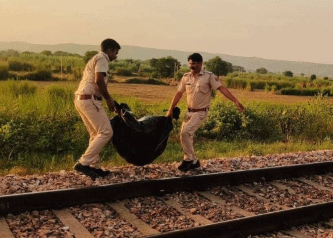 #ब्रेकिंग_न्यूज..
भरतपुर। बयाना-भरतपुर रेलमार्ग पर शनिवार शाम सालाबाद रेलवे फाटक के पास एक दर्दनाक हादसा सामने आया, जहां राजधानी एक्सप्रेस की चपेट में आने से एक महिला की मौत हो गई। ट्रेन की टक्कर के बाद महिला का शव करीब एक किलोमीटर तक पटरी पर घसीटता चला गया। घटना की सूचना मिलने पर आरपीएफ और बयाना कोतवाली पुलिस तुरंत मौके पर पहुंची। प्राप्त जानकारी के अनुसार, हादसा शाम करीब 5 बजे हुआ जब राजधानी एक्सप्रेस बयाना से भरतपुर की ओर जा रही थी। लोको पायलट द्वारा स्टेशन मास्टर को सूचना दिए जाने के बाद पुलिस और आरपीएफ की टीमें घटनास्थल पर पहुंचीं। मौके पर एएसपी रामगोपाल बसवाल, कोतवाली थाना प्रभारी रामगिलास गुर्जर, आरपीएफ चौकी प्रभारी तुलसीराम मीणा और एएसआई निर्भय सिंह अपनी टीम के साथ पहुंचे। मृतका ने नीले रंग की प्रिंटेड साड़ी पहन रखी है, लेकिन फिलहाल उसकी शिनाख्त नहीं हो पाई है। पुलिस आसपास के इलाकों में पहचान के प्रयास कर रही है और शव को बयाना उप जिला अस्पताल की मोर्चरी में रखवा दिया गया है। पहचान होने के बाद आगे की कानूनी कार्रवाई की जाएगी।