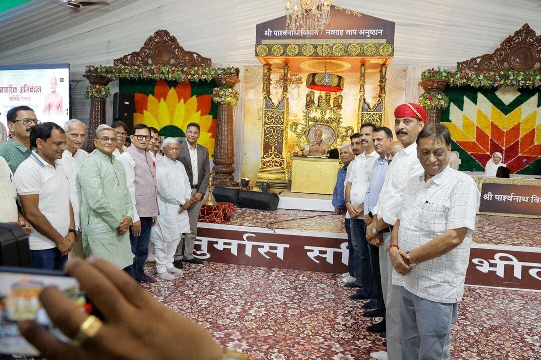 *जीतो के माध्यम से जन-जन तक पहुंचे जैन एकता एवं महावीर का संदेश- आचार्य पुलकसागर महाराज*
*भीलवाड़ा की जिस माटी ने मुझे चलना सिखाया उसके सामने सिर झुकाने आया हूं- संजय डांगी*
*जीतो अपेक्स के चेयरमैन संजय डांगी का भीलवाड़ा में विभिन्न संगठनों द्वारा भव्य नागरिक अभिनंदन*
भीलवाड़ा :निलेश कांठेड़ ( वरिष्ठ पत्रकार ), 10 अक्टूबर देश के टॉप 100 उद्यमियों में शुमार संजय डांगी के सकल जैन समाज के प्रमुख संगठन जैन इंटरनेशनल ट्रेड ऑर्गेनाइजेशन (जीतो) अपेक्स के नवनिर्वाचित चेयरमैन का पदभार संभालने के बाद पहली बार भीलवाड़ा आगमन पर शनिवार शाम शास्त्रीनगर स्थित सूर्यमहल में राष्ट्र संत, मनोज्ञाचार्य पुलकसागर महाराज के सानिध्य में भव्य नागरिक अभिनंदन किया गया। नागरिक अभिनंदन समिति भीलवाड़ा के तत्वावधान में आयोजित समारोह में भीलवाड़ा के सनातन धर्म एवं वैश्य समाज से जुड़े विभिन्न सामाजिक, धार्मिक एवं स्वयंसेवी संगठनों द्वारा डांगी का अभिनंदन किया गया। इससे पूर्व डांगी को दोपहर में हमीरगढ़ हवाई पट्टी पहुंचने के बाद वहां जीतो भीलवाड़ा चैप्टर एवं जैन समाज के प्रमुख प्रतिनिधियों ने उनका स्वागत करते हुए भव्य कार रैली के रूप में सूर्यमहल तक लेकर आए।
नागरिक अभिनंदन समारोह में आशीर्वचन प्रदान करते हुए आचार्य पुलकसागर महाराज ने कहा कि जैन समाज देश में संख्या में भले एक प्रतिशत से भी कम हो पर टेक्स में 30 प्रतिशत से अधिक हिस्सेदार होकर राष्ट्र की प्रगति में अग्रणी भूमिका निभा रहा है। इस समाज के पीछे धन भागता है ओर ये वरदान उसे तीर्थंकर ऋषभदेव ओर महावीर स्वामी से मिला हुआ है। ये भारत देश है जहां एक चाय बेचने वाला देश का प्रधानमंत्री बन जाता है तो शाहपुरा जैसी छोटी जगह से निकला संजय डांगी जैन समाज का गौरव बन जाता है। किस्मत बदलने में ज्यादा समय नहीं लगता,जब अपने लोग उंचाई पर पहुंचते है तो खुशी होती है। आचार्यश्री ने कहा कि जैन समाज देश में सेवा क्षेत्र में अग्रणी है ओर हम यहीं भावना रखते है कि समाज जीवंत रहे ओर देश मजबूत रहे। जीतो के माध्यम से महावीर का संदेश जन-जन तक पहुंचे। हर जिनालय के साथ एक विद्यालय ओर विद्यालय के पास एक चिकित्सालय अवश्य होना चाहिए। नवकार महामंत्र की गूंज पूरी दुनिया में पहुंचाने वाली जीतो पंथ परम्परा में विभाजित जैन समाज में एकता की मिसाल बने। उन्होेंने जैन धर्म के प्रथम तीर्थंकर बने भरत चक्रवती के स्टेच्यू जगह-जगह लगाने की अपील करते हुए भीलवाड़ा महापौर से भी आग्रह किया कि शहर में किसी एक पार्क का नामाकरण उनके नाम से कर वहां ये स्टेच्यू स्थापित कराए।
समारोह में भव्य स्वागत एवं अभिनंदन से अभिभूत हुए जीतो अपेक्स चेयरमैन संजय डांगी ने कहा कि भीलवाड़ा में आकर बोलने के लिए मेरे पास शब्द नहीं है। जिस मिट्टी ने मुझे चलना सिखाया उसके सामने सिर झुकाने आया हूं। जिस शहर ने मुझे पहचान दी उससे रिश्ता निभाने आया हूं। मेरे समाज के लोग मेरा अभिनंदन करे ये मैं सोच भी नहीं सकता हूं। मेरी भावना है कि मैं ज्यादा से ज्यादा आपके साथ कार्य करू। उन्होंने कहा कि ये समारोह मेरे लिए भावनात्मक पल है ओर में अपने माता-पिता को नमर करता हूं जिनके उपकार कभी नहीं भूल सकता। मेरी मां ने मुझे सदा सबके लिए अच्छा करने की सीख दी। यहां परिवार से मिलने आया हूं। मुझे गुरूओं का आशीर्वाद ओर आप सभी का प्रेम व स्नेह मिला जिसने मुझे इस काबिल समझा। जीतो अपेक्स चेयरमैन कोई पद नहीं उत्तरदायित्व है जिसे सभी का साथ लेकर निभाएंगे। जीतो चेयरमैन डांगी ने संगठन के भीलवाड़ा चैप्टर की सराहना करते हुए कहा कि महावीरजी चौधरी ने इसे नामचीन चैप्टर बनाया ओर पूरे देश के जीतो चेप्टर भीलवाड़ा चेप्टर की गतिविधियों को फॉलो करते है। उन्होंने कहा कि एआई के इस बदलते दौर में हमे भी बदलना होगा। दस वर्ष आगे का सोचना होगा ओर युवाओं की उर्जा के साथ अपने अनुभव को जोड़ना होगा। सेवा, शिक्षा ओर आर्थिक सशक्तिकरण हमारा मुख्य लक्ष्य है। शिक्षा चिकित्सा के क्षेत्र में विशेष कार्य कर रहे है ओर प्रतिभावान विद्यार्थियों को एजुकेशन लोन भी उपलब्ध कराया जा रहा है। डांगी ने कहा कि हमारी भावना है कि केवल जैन समाज ही नहीं बल्कि सभी समाज आपस में समन्वय बनाकर कार्य करे ओर सभी एक साथ प्रगति करे। भीलवाड़ावासियों की सेवा के लिए सदा तत्पर रहने का संकल्प जताते हुए उन्होंने कहा कि यहां से जो मिला वह अनमोल धरोहर है।
समारोह में सांसद दामोदर अग्रवाल ने लोकसभा क्षेत्रवासियों की तरफ से जीतो अपेक्स चेयरमैन संजय डांगी का अभिनंदन करते हुए कहा कि उन्होंने जीतो चैयरमैन बनकर समस्त भीलवाड़ा का गौरव बढ़ाया है। वरिष्ठ समाजसेवी महावीरसिंह चौधरी ने आचार्य पुलकसागर महाराज के लिए कहा कि ये मात्र दिगम्बर संत नहीं बल्कि जन संत है ओर इनके दर्शन मात्र से पाप,ताप ओर संताप मिट जाते है। उन्होंने कहा कि संजय डांगी की अथक मेहनत के कारण उनका नाम आज देश के टॉप 100 उद्योगपतियों में आता है। सामुदायिक आधार पर बेहतरीन सेवा कार्य करने वाली जीतो के देश में 103 ओर विश्व में 28 चेप्टर कार्य कर रहे है।
समारोह में विशिष्ट अतिथि के रूप में भीलवाड़ा विधायक अशोक कोठारी, नगर निगम महापौर जसवंतकंवर ओर उप महापौर राधेश्याम सोमानी भी उपस्थित थे। समारोह के प्रारंभ में संजय डांगी का स्वागत करने वालों में नागरिक अभिनंदन समिति के महावीरसिंह चौधरी, तिलोकचंद छाबड़ा, प्रवीण चौधरी, एसएन मोदानी, दिनेश नौलखा, पवन खेमका, डॉ.सम्पतलाल जैन, बाबूलाल जाजू आदि शामिल थे। संजय डांगी ने परिवारजनों के साथ आचार्यश्री का पाद प्रक्षालन कर आशीर्वाद प्राप्त किया। स्वागत उद्बोधन नागरिक अभिनंदन समिति में शामिल सकल दिगम्बर जैन समाज के अध्यक्ष प्रवीण चौधरी ने दिया।
नवकार महामंत्र के साथ प्रारंभ कार्यक्रम का संचालन मनीष शाह ने करते हुए संजय डांगी की पारिवारिक पृष्ठभूमि की जानकारी दी ओर बताया कि किस तरह तरह सीए बनने के लिए शाहपुरा से मुंबई पहुंचे डांगी ने अपनी मेहनत से देश के आर्थिक जगत में विशिष्ट पहचान बनाई ओर भीलवाड़ा का नाम गौरान्वित किया। समारोह के अंत में भीलवाड़ा के सनातन धर्म एवं वैश्य समाज से जुड़े विभिन्न सामाजिक, धार्मिक एवं स्वयंसेवी संगठनों द्वारा जीतो अपेक्स चेयरमैन बनने पर हार्दिक स्वागत अभिनंदन किया गया।
*इन संस्थाओं ने किया डांगी का अभिनंदन*
जीतो अपेक्स चेयरमैन संजय डांगी का अभिनंदन करने वाले संगठनों में सकल दिगम्बर जैन समाज, श्री वर्धमान स्थानकवासी जैन श्रावक संघ शांति भवन, श्री जैन श्वेताम्बर तेरापंथी सभा संस्था, श्री जैन श्वेताम्बर मूर्तिपूजक संघ, श्री पुलकसागर चातुर्मास समिति भीलवाड़ा, जीतो भीलवाड़ा चैप्टर, जीतो लेडिज चेप्टर, जीतो यूथ विंग, पुलक एकता मंच, जैन सोश्यल ग्रुप, जेएसजी परिवार, लॉयन्स क्लब, गोविन्द मॉर्निंग क्लब, महावीर इंटरनेशनल मीरा, ज्वॉयंटस ग्रुप,शीतल गच्छ यश प्रोत्साहन मण्डल, चंदनबाला महिला मण्डल, वीर सेवा संघ, नामदेव समाज, मेवाड़ चेम्बर ऑफ कॉमर्स भीलवाड़ा, भीलवाड़ा प्रॉपर्टी डीलर्स एवं ब्रोकर एसोसिएशन, आरसीएम ग्रुप, संगम ग्रुप, नितिन स्पिनर्स ग्रुप, नवकार ग्रुप, भीलवाड़ा होटल एसोसिएशन, जैन इंजीनियर्स सोसायटी, अग्रवाल समाज संपति ट्रस्ट, भीलवाड़ा नगर माहेश्वरी सभा, इंटरनेशनल वैश्य फैडरेशन, बार एसोसिएशन भीलवाड़ा, अखिल भारतीय सर्वधर्म महासभा, सद्भावना सेवा ट्रस्ट, प्राकृतिक कुल्हड़ ग्रुप, सीए एसोसिएशन भीलवाड़ा, संस्कार समाज सेवा संस्था, टेक्सटाइल ट्रेड फैडरेशन, ओसवाल जैन समाज बेंगू आदि शामिल थे।
*स्वागत में सद्भावना का संदेश देते हुए विशाल कार रैली निकाली*
जीतो अपेक्स चेयरमैन संजय डांगी डांगी का शनिवार दोपहर हमीरगढ़ हवाई पट्टी पर आगमन होने पर यहां भव्य स्वागत किया गया। हेलीपेड से भीलवाड़ा शहर तक सद्भावना का संदेश देते हुए कार रैली निकाली गई। इस रैली में करीब 100 कारे शामिल थी। सद्भावना रैली के साथ संजय डांगी शास्त्रीनगर स्थित सूर्यमहल पहुंचे जहां उनका भीलवाड़ा नागरिक अभिनंदन समिति द्वारा भव्य स्वागत किया गया।
*जीतो भीलवाड़ा चैप्टर की नई टीम का शपथ ग्रहण समारोह कल*
जीतो अपेक्स चेयरमैन संजय डांगी 11 अक्टूबर रविवार को सुबह 8.30 बजे ओरियम रिसोर्ट में जीतो भीलवाड़ा चैप्टर, लेडिज विंग एवं यूथ विंग की नवगठित कार्यकारिणी के पदस्थापन एवं शपथ ग्रहण समारोह ‘‘समन्वय-2026’’ में मुख्य अतिथि के रूप में शामिल होंगे। इस समारोह के विशिष्ट अतिथि सहकारिता मंत्री गौतम दक, सांसद दामोदर अग्रवाल, विधायक अशोक कोठारी, जिला एवं सत्र न्यायाधीश अभय जैन, नगर निगम महापौर जसवंत कंवर एवं उप महापौर राधेश्याम सोमानी होेंगे। इस अवसर पर टीम जीतो अपेक्स एडवाइजरी बोर्ड एवं टीम जीतो अपेक्स के सदस्य भी विशेष रूप से उपस्थित रहेंगे। जीतो भीलवाड़ा चैप्टर के नवनिर्वाचित चेयरमैेन डॉ. संपतलाल जैन, चीफ सैकेट्री अकिन चौधरी, जीतो लेडिज विंग की चेयरपर्सन नेहा नाहर, यूथ विंग के चेयरपर्सन प्रतीक बुलिया के नेतृत्व में कार्यक्रम को सफल बनाने के लिए व्यापक तैयारियां की गई है।