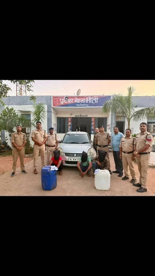 🚨थाना भौंती पुलिस की बड़ी कार्रवाई, 80 लीटर कच्ची शराब के साथ 3 तस्कर गिरफ्तार🚨
पिछोर- पुलिस अधीक्षक शिवपुरी यांगचेन डोलकर भूटिया के निर्देशन में अवैध शराब के विरुद्ध चलाए जा रहे अभियान के तहत थाना भौंती पुलिस को बड़ी सफलता मिली पुलिस ने मुखबिर की सूचना पर पनरिया नाथ मंदिर के पास खोङ-बीरा रोड पर नाकाबंदी कर एक सिल्वर रंग की स्विफ्ट डिजायर कार क्रमांक DL8CW2102 को रोका। तलाशी लेने पर कार की डिग्गी में रखी दो प्लास्टिक की कैनों में 80 लीटर हाथ भट्टी की कच्ची शराब बरामद हुई।
पुलिस ने मौके से तीन आरोपियों - सुरेन्द्र कुशवाह (27) पुत्र गुलाब सिंह निवासी निजामपुर मगरौनी थाना नरवर, भोलू उर्फ कमलेश पाल (22) पुत्र अंगद पाल निवासी निजामपुर मगरौनी एवं अरविन्द परिहार (32) पुत्र किशन लाल निवासी दविया गोविन्द मजरा किरउआ झोरा थाना भौंती को गिरफ्तार किया है।
आरोपियों के कब्जे से 80 लीटर कच्ची शराब कीमत 16,000 रुपये, स्विफ्ट डिजायर कार कीमत 3 लाख रुपये एवं 3 मोबाइल कीमत 20,000 रुपये सहित कुल 3 लाख 36 हजार रुपये का मशरूका जप्त कर अपराध क्रमांक 527/26 धारा 34(2) आबकारी एक्ट के तहत मामला दर्ज कर न्यायालय में पेश किया गया।
SP Shivpuri
DSP Pramod Shakya
मैं घनश्याम हूँ।