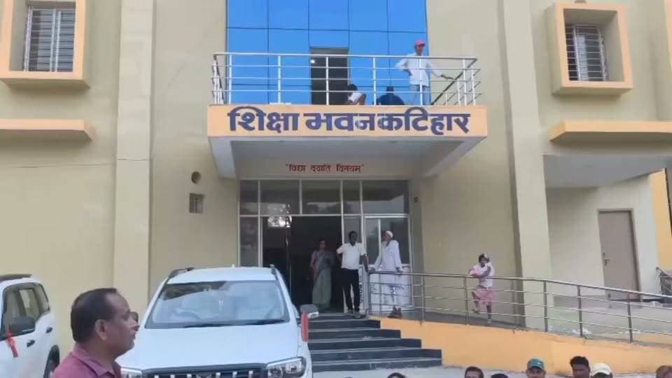 नौकरी पर संकट, शिकायतों का अंबार, शिक्षकों ने शिक्षा भवन घेरा, देर शाम तक हंगामा