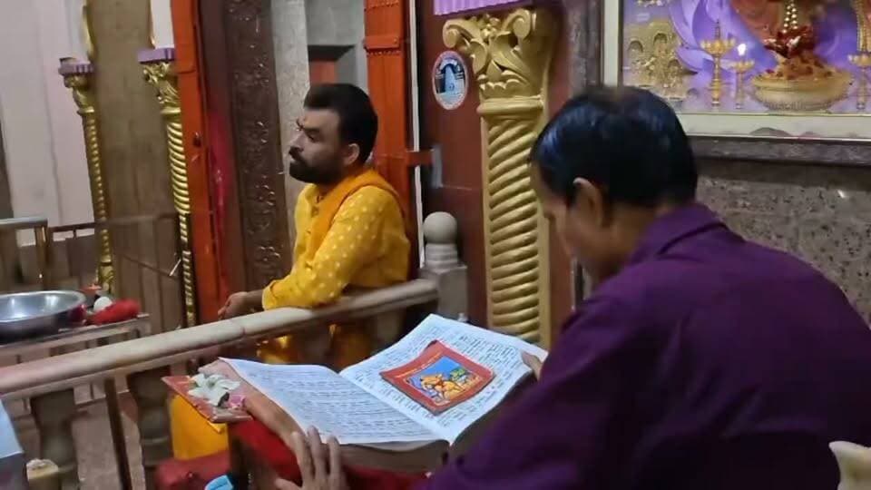 कॉकपिट में हनुमान चालीसा का सहारा, पायलट की सलामती के लिए हुआ सामूहिक पाठ
