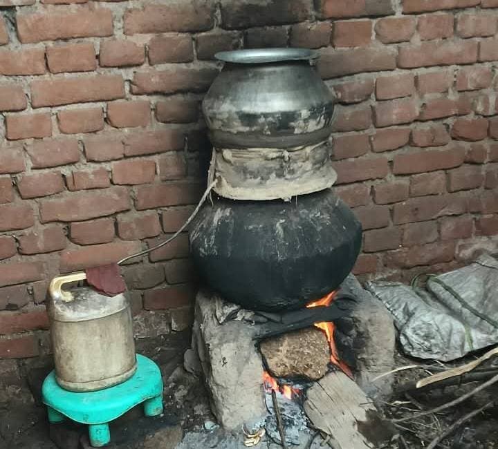 रेहला पुलिस ने दीक्षित मुहल्ला एवं बी मोड़ में अवैध रूप से बन रहे शबर भट्ठी को नष्ट किया। थाना प्रभारी गुलशन बिरुआ ने बताया कि पुलिस ने दोनों स्थानों पर कार्रवाई करते हुए लगभग 80 किलोग्राम महुआ और 20 लीटर देशी अवैध शराब बरामद की। इसके साथ ही शराब बनाने में इस्तेमाल होने वाले चूल्हों को भी ध्वस्त कर दिया गया तथा अवैध शराब और महुआ को नष्ट कर दिया गया। उन्होंने कहा कि अवैध शराब का कारोबार करने वालों को किसी भी सूरत में बख्शा नहीं जाएगा।
❤️💥💯....
.
.
.
.
.
.
.
#nonfollowersviewers
#vayral
#fesbookpost
#fouryou
#socilamedia
#everyoneシ゚
#highlight
#PhotoEditingChallenge