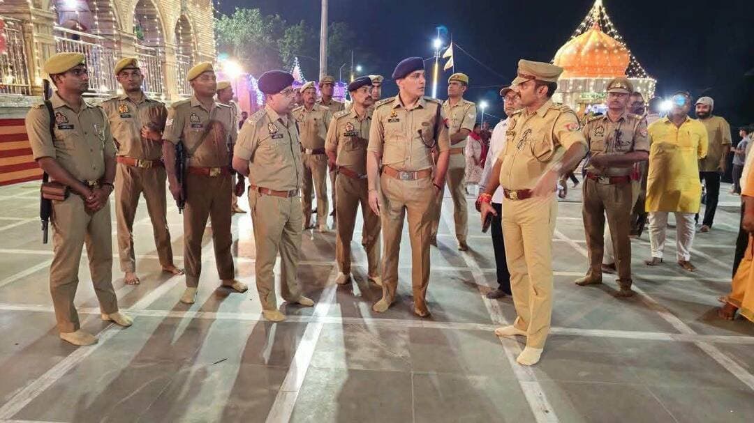 शारदीय नवरात्रि पर्व को लेकर पुलिस अधीक्षक प्रतापगढ़ द्वारा माँ बेल्हा देवी धाम में सुरक्षा एवं कानून-व्यवस्था हेतु की गई व्यवस्थाओं का निरीक्षण कर संबंधित अधिकारियों एवं कर्मचारियों को आवश्यक दिशा-निर्देश दिए गए , नवरात्रि से एक दिन पूर्व पुलिस अधीक्षक प्रतापगढ़ श्री दीपक भूकर द्वारा क्षेत्राधिकारी नगर श्री आशुतोष मिश्रा एवं क्षेत्राधिकारी यातायात श्री रविन्द्र प्रताप सिंह के साथ माँ बेल्हा देवी धाम में नवरात्रि पर्व के दृष्टिगत श्रद्धालुओं की सुरक्षा एवं कानून-व्यवस्था हेतु की गई व्यवस्थाओं का निरीक्षण किया गया।निरीक्षण के दौरान संबंधित अधिकारियों एवं कर्मचारियों को आवश्यक दिशा-निर्देश दिए गए।