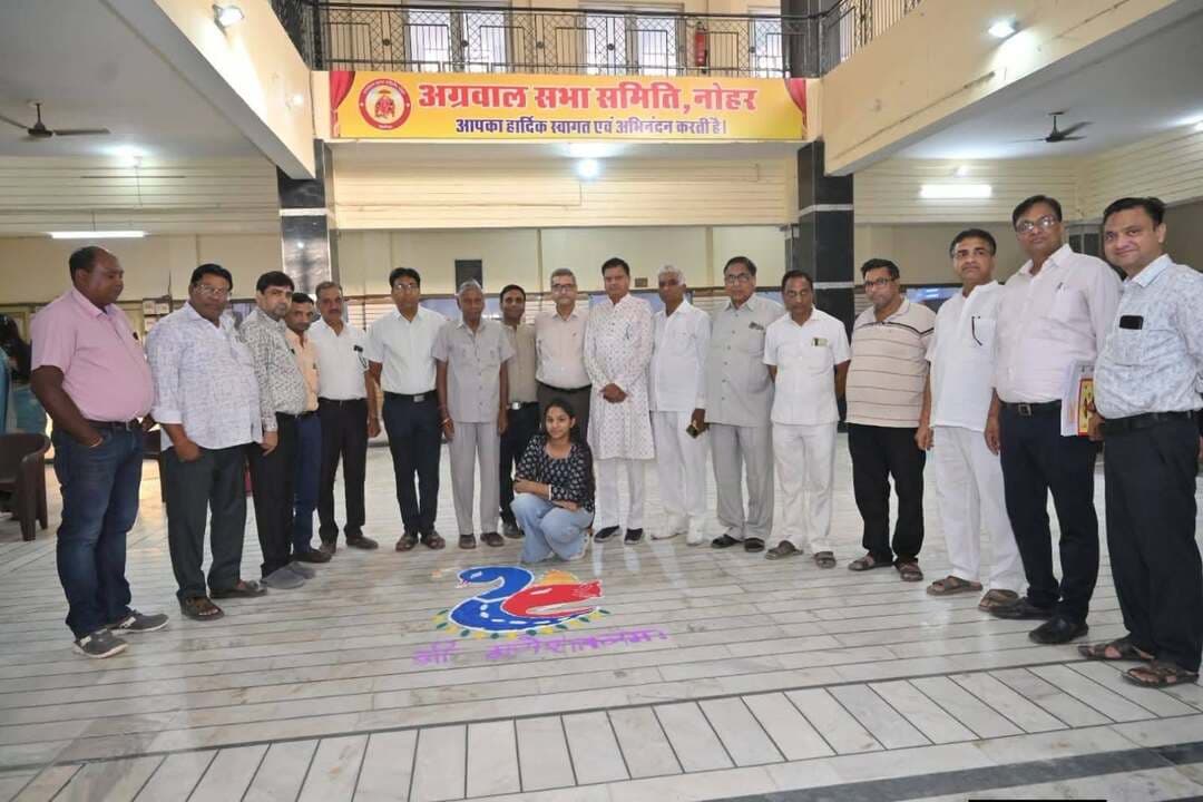महाराजा अग्रसेन जयंती महोत्सव की पूर्व संध्या पर विभिन्न प्रतियोगिताओं का आयोजन
मेहंदी, रंगोली, ड्राइंग से लेकर मिस अग्रवाल प्रतियोगिता तक प्रतिभागियों ने दिखाया उत्साह और हुनर
नोहर। श्री अग्रवाल सभा समिति, नोहर के तत्वावधान में आयोजित महाराजा अग्रसेन जयंती महोत्सव-2026 की पूर्व संध्या पर अग्रसेन भवन में विभिन्न प्रतियोगिताओं का आयोजन किया गया। कार्यक्रम में उत्साह, उल्लास और रचनात्मकता का अनूठा संगम देखने को मिला। प्रतियोगिताओं में अग्र समाज के प्रतिभागियों ने बढ़-चढ़कर हिस्सा लिया और अपनी प्रतिभा का प्रदर्शन किया।
महोत्सव के अंतर्गत मेहंदी, रंगोली, ड्राइंग, कप बैलेंसिंग, स्टिक गेम, म्यूजिकल चेयर, तंबोला और मिस अग्रवाल सहित विभिन्न प्रतियोगिताएं आयोजित की गईं। प्रतिभागियों ने अपनी कला, कौशल और मनोरंजक गतिविधियों के माध्यम से कार्यक्रम को यादगार बनाया। प्रतियोगिताओं के दौरान अग्रसेन भवन में उत्सव जैसा माहौल रहा और प्रतिभागियों में खासा उत्साह नजर आया।
इन आयोजनों के माध्यम से प्रतिभाओं को अपनी कला प्रदर्शित करने का अवसर मिला। महाराजा अग्रसेन जयंती महोत्सव के तहत आयोजित गतिविधियों ने समाज में आपसी मेलजोल, सहभागिता और उत्सव की भावना को और मजबूत किया।
नोहर की रामलीला
@Followers