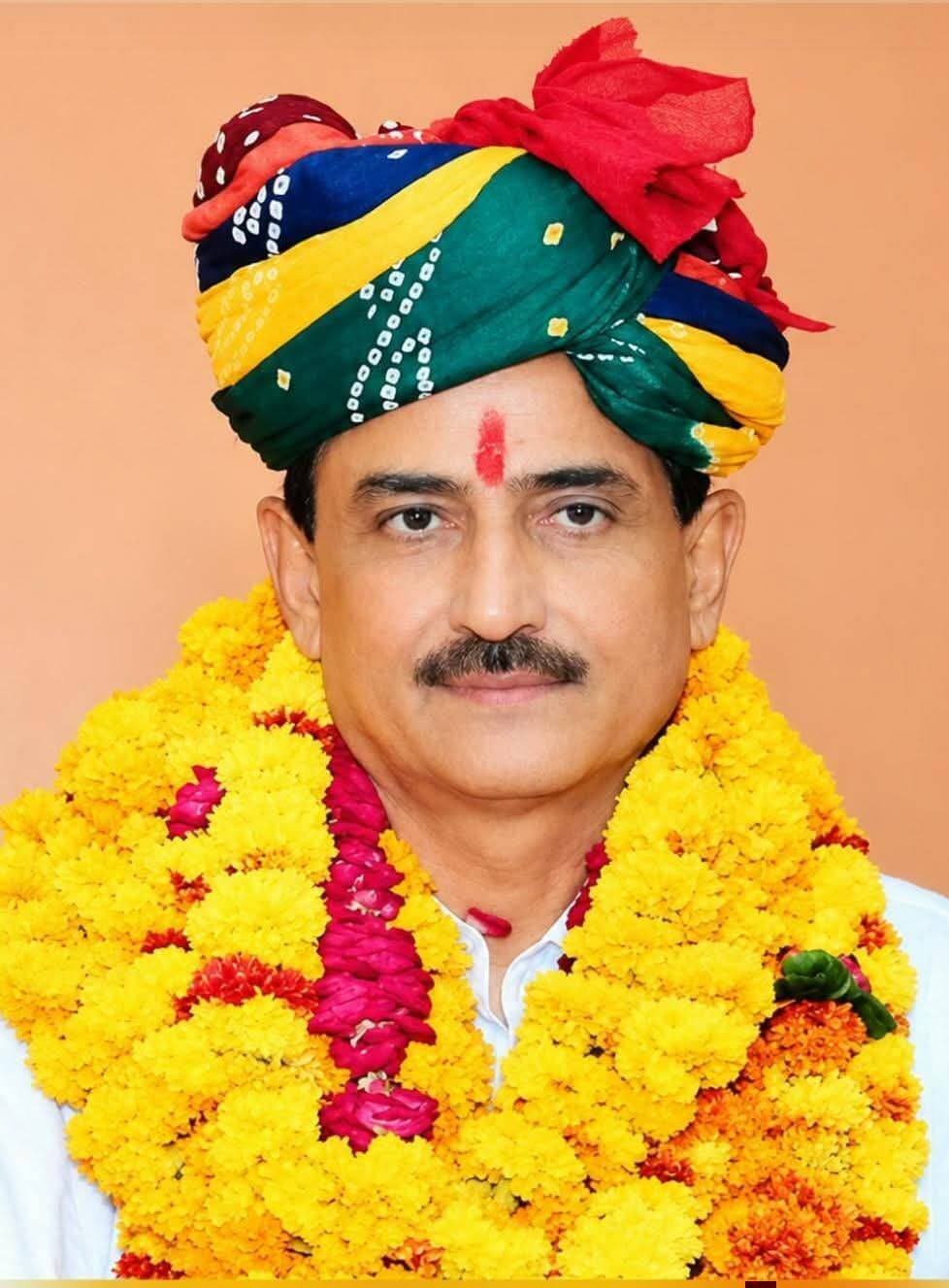 श्रीनिवास तिवाड़ी की स्मृति में गौशाला में बनेगा 5 लाख रुपए की लागत से शेड
धर्मपत्नी विद्यादेवी व पुत्र राकेश और नमन तिवाड़ी की पहल, चकसरदारपुरा स्कूल में वाटर कूलर देने की भी घोषणा
नोहर 10 अक्टूबर स्वर्गीय श्रीनिवास तिवाड़ी की स्मृति को सेवा कार्यों से जोड़ते हुए उनके परिवार ने सामाजिक सरोकार की मिसाल पेश की है। उनकी धर्मपत्नी विद्यादेवी तथा पुत्र राकेश तिवाड़ी और नमन तिवाड़ी की ओर से टीले वाली गौशाला में 5 लाख रुपए की लागत से शेड निर्माण के लिए सहयोग दिया गया है। इसके साथ ही राजकीय उच्च माध्यमिक विद्यालय, चक सरदारपुरा में विद्यार्थियों की सुविधा के लिए वाटर कूलर देने की घोषणा भी की गई है।
परिवार की इस पहल का उद्देश्य स्वर्गीय श्रीनिवास तिवाड़ी की स्मृति को गौसेवा, शिक्षा और जनकल्याण के कार्यों के माध्यम से जीवंत बनाए रखना है। गौशाला में शेड निर्माण से गोवंश को सुविधा मिलेगी, वहीं विद्यालय में वाटर कूलर लगने से विद्यार्थियों को स्वच्छ एवं शीतल पेयजल उपलब्ध कराने में मदद मिलेगी।
सेवा कार्यों से याद किए जाएंगे श्रीनिवास तिवाड़ी
परिवार की ओर से किए गए इन कार्यों को सामाजिक जिम्मेदारी और सेवा भावना से जुड़ी पहल के रूप में देखा जा रहा है। गौशाला में आधारभूत सुविधा के विकास और विद्यालय में विद्यार्थियों की जरूरत को ध्यान में रखते हुए की गई घोषणा से समाजसेवा के प्रति परिवार की प्रतिबद्धता सामने आई है।
इस अवसर पर दुर्गा दत्त तिवाड़ी, ओमप्रकाश तिवाड़ी, शंकर लाल तिवाड़ी, सुरेश तिवाड़ी , निरंजन तिवाड़ी सहित अन्य गणमान्यजन उपस्थित रहे।
स्वर्गीय श्रीनिवास तिवाड़ी की स्मृति में किए जा रहे ये सेवा कार्य समाज में सकारात्मक संदेश देते हैं। गौसेवा और शिक्षा जैसे महत्वपूर्ण क्षेत्रों में सहयोग के माध्यम से परिवार ने दिवंगत की यादों को जनहित के कार्यों से जोड़ने का प्रयास किया है।