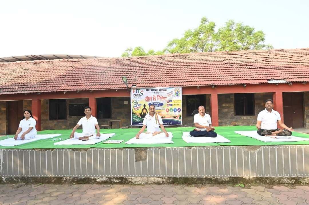 सेवा संकल्प अभियान के तहत पीएमश्री स्वामी आत्मानंद विद्यालय, जांजगीर में ‘योग से निरोग’ कार्यक्रम का आयोजन, नागरिकों को नियमित योगाभ्यास अपनाने के लिए किया गया प्रेरित।
#सेवा_संकल्प_अभियान #SevaSankalpAbhiyan #JanjgirChampa #yoga