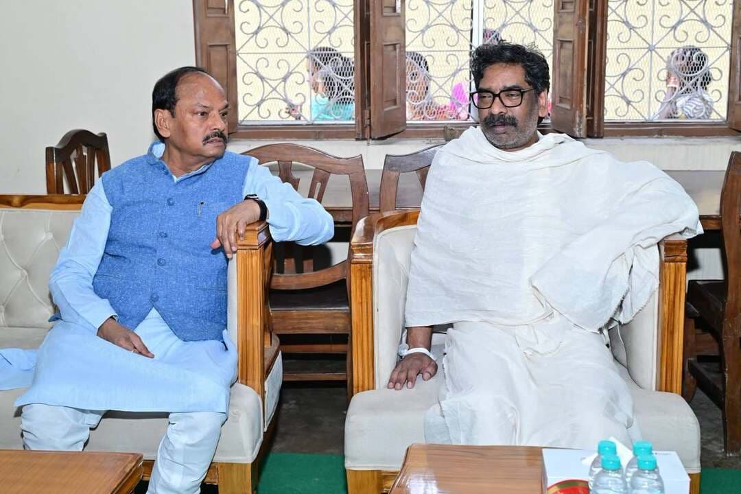 रघुवर दास ने नेमरा पहुंचकर रूपी सोरेन को दी श्रद्धांजलि, हेमंत सोरेन से मिलकर जताया शोक
नेमरा: रघुवर दास ने रूपी सोरेन को दी श्रद्धांजलि, मुख्यमंत्री हेमंत सोरेन से मिलकर जताया दुख**
झारखंड के मुख्यमंत्री हेमंत सोरेन की माताजी और दिवंगत दिशोम गुरु शिबू सोरेन की धर्मपत्नी रूपी सोरेन को श्रद्धांजलि देने के लिए रघुवर दास ने नेमरा पहुंचकर उनके चित्र पर पुष्प अर्पित किए।
इस दौरान रघुवर दास ने मुख्यमंत्री हेमंत सोरेन से मुलाकात कर अपनी गहरी संवेदनाएं व्यक्त कीं। उन्होंने शोकाकुल परिवार को इस कठिन समय में दुख सहन करने की शक्ति मिलने की प्रार्थना की।
रघुवर दास ने मरांग बुरु से दिवंगत रूपी सोरेन की आत्मा को शांति और अपने श्रीचरणों में स्थान देने की कामना की।
#RaghuvarDas #HemantSoren #RupiSoren #ShibuSoren #Nemra #JharkhandNews #JharkhandPolitics #Tribute #श्रद्धांजलि #हेमंतसोरेन #रघुवरदास #रूपीसोरेन #दिशोमगुरु #LoktantraBharat #BreakingNews