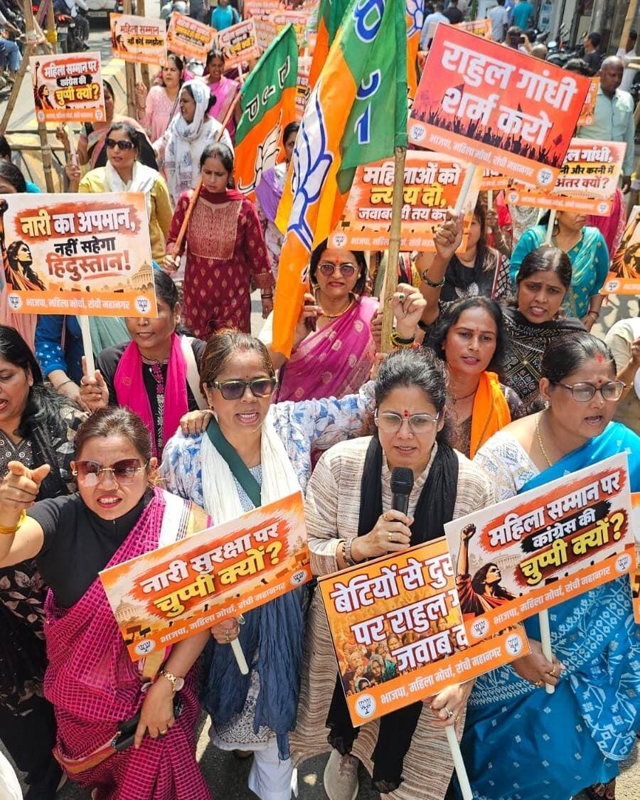 #रांची में JNU मामले को लेकर भाजपा महिला मोर्चा का प्रदर्शन, कांग्रेस कार्यालय का किया घेराव
रांची में जेएनयू मामले को लेकर भाजपा महिला मोर्चा का प्रदर्शन, कांग्रेस से मांगा जवाब
रांची जवाहरलाल नेहरू विश्वविद्यालय (JNU) से जुड़े कथित यौन उत्पीड़न मामले को लेकर रांची में भाजपा महिला मोर्चा ने विरोध प्रदर्शन किया। भाजपा महिला मोर्चा, महानगर जिला की सदस्यों ने जिला स्कूल से आक्रोश मार्च निकाला और कांग्रेस कार्यालय का घेराव किया।
प्रदर्शन के दौरान महिला सुरक्षा और सम्मान का मुद्दा उठाया गया। प्रदर्शनकारियों ने जेएनयू के प्रोफेसर और कांग्रेस सांसद अंगोमचा बिमोल अकोइजम के खिलाफ दर्ज शिकायतों का हवाला देते हुए राहुल गांधी और प्रियंका गांधी की चुप्पी पर सवाल उठाए। उन्होंने कांग्रेस नेतृत्व से मामले पर अपना पक्ष स्पष्ट करने की मांग की।
प्रदर्शन को देखते हुए कांग्रेस कार्यालय के आसपास बैरिकेडिंग की गई थी। कानून-व्यवस्था बनाए रखने के लिए पुलिस बल भी तैनात रहा।
भाजपा महिला मोर्चा ने महिला सुरक्षा के मुद्दे पर जवाबदेही तय करने की मांग की। वहीं, मामले में लगाए गए आरोपों और शिकायतों पर संबंधित पक्षों का आधिकारिक पक्ष सामने आना भी जरूरी है।
#RanchiNews #RanchiUpdates #BJPMahilaMorcha #JNUCase #WomenSafety #JharkhandNews #RanchiProtest #BJP #Congress #RahulGandhi #PriyankaGandhi #BreakingNews #ViralNews #LoktantraBharat