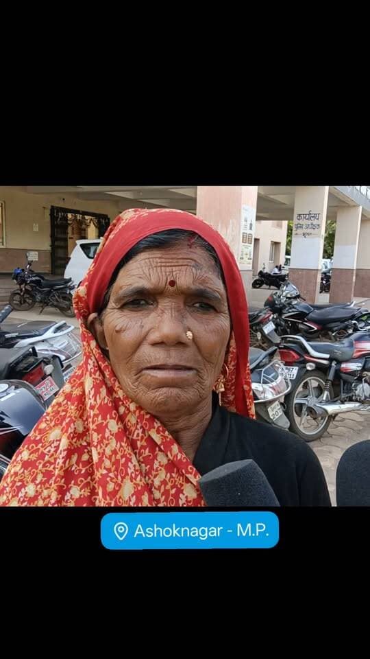 आवेदन में फोटो नहीं दिखी, एक साल से अटका लोन
पीएम विश्वकर्मा योजना के तहत प्रशिक्षण और प्रमाणपत्र मिलने के बाद भी नहीं मिला ऋण, बकरी पालन शुरू करने दो महिलाएं लगा रहीं चक्कर 🗞️