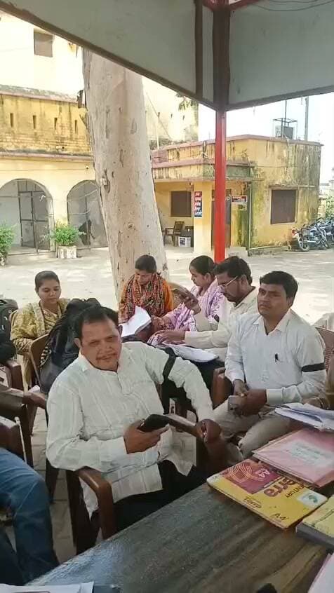 साण्डी में थाना दिवस पर काली पट्टी बांधकर लेखपालों ने जताया विरोध, 24 अक्टूबर से अनिश्चितकालीन धरने की तैयारी
हरदोई। साण्डी में शनिवार को थाना दिवस के दौरान लेखपालों ने काली पट्टी बांधकर काम किया और अपनी लंबित मांगों को लेकर विरोध दर्ज कराया। उत्तर प्रदेश लेखपाल संघ के आह्वान पर चल रहे चरणबद्ध आंदोलन के तहत लेखपालों ने यह कदम उठाया। इस दौरान लेखपाल संघ बिलग्राम के अध्यक्ष इंद्रपाल कन्नौजिया के साथ नवनीत कुमार, सुनील कुमार, अभय श्रीवास्तव, कंचन लता सहित अन्य लेखपाल मौजूद रहे।
लेखपाल संघ लंबे समय से विभिन्न मांगों को लेकर आवाज उठा रहा है। संघ की प्रमुख मांगों में प्रारंभिक वेतनमान में 2800 रुपये ग्रेड पे लागू करना, वेतन विसंगतियों को दूर करना, अंतरमंडलीय स्थानांतरण की व्यवस्था सुनिश्चित करना और पदोन्नति सूची जारी करना शामिल है। संघ का कहना है कि पिछले 16 वर्षों से लेखपालों के भत्तों में वृद्धि नहीं हुई है। इसके अलावा कई अन्य समस्याएं भी लंबित हैं।
लेखपालों ने परिषद के आदेश के बावजूद पटल के कार्यों से मुक्त नहीं किए जाने और प्रभारी राजस्व निरीक्षक बनाए जाने के बाद भी संबंधित दायित्वों से अवमुक्त न किए जाने का मुद्दा भी उठाया। संघ की मांग है कि तकनीकी कार्यों को देखते हुए लेखपालों को लैपटॉप और मोबाइल उपलब्ध कराए जाएं तथा इन कार्यों के अनुरूप पद घोषित किए जाएं। इसके साथ ही ग्राम सचिवालयों में आधारभूत सुविधाएं, सुरक्षा व्यवस्था और आवश्यक संसाधन उपलब्ध कराने की मांग की गई।
संघ ने तहसीलवार परीक्षा परिणाम घोषित करने और लेखपालों के स्थायीकरण की प्रक्रिया पूरी करने की मांग भी उठाई है। लेखपालों का कहना है कि लंबित समस्याओं का समाधान नहीं होने के कारण उन्हें चरणबद्ध आंदोलन का रास्ता अपनाना पड़ रहा है।
घोषित कार्यक्रम के अनुसार, 12 अक्टूबर को तहसील और जिला मुख्यालयों पर रक्तदान शिविर लगाकर विरोध दर्ज कराया जाएगा। 14 अक्टूबर को मोटरसाइकिल रैली निकाली जाएगी। इसके बाद 17 से 23 अक्टूबर तक तहसील मुख्यालयों पर धरना-प्रदर्शन किया जाएगा। मांगों का समाधान नहीं होने की स्थिति में 24 अक्टूबर से जिला मुख्यालय पर अनिश्चितकालीन धरना-प्रदर्शन प्रस्तावित है।
थाना दिवस पर काली पट्टी बांधकर कार्य करना आंदोलन की पहली कड़ियों में शामिल है। अब लेखपाल संघ की निगाहें शासन और प्रशासन पर टिकी हैं। देखना होगा कि लेखपालों की लंबित मांगों पर कब तक निर्णय लिया जाता है।