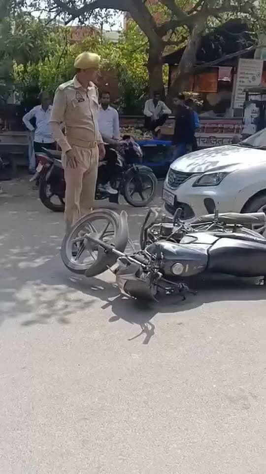 हरदोई में ई-रिक्शा की बढ़ती संख्या से यातायात व्यवस्था प्रभावित, जाम से लोग परेशान
हरदोई। शहर में ई-रिक्शा की लगातार बढ़ती संख्या के चलते यातायात व्यवस्था प्रभावित होने लगी है। शहर की प्रमुख सड़कों और चौराहों पर वाहनों का दबाव बढ़ने से लोगों को जाम की समस्या का सामना करना पड़ रहा है। इससे आम नागरिकों को अपने गंतव्य तक पहुंचने में परेशानी हो रही है।
शहर के प्रमुख मार्गों और चौराहों पर यातायात को सुचारु बनाए रखना चुनौती बनता जा रहा है। सड़कों पर ई-रिक्शा समेत अन्य वाहनों की बढ़ती संख्या के कारण कई स्थानों पर आवागमन प्रभावित होने की शिकायतें सामने आ रही हैं। ऐसे में यातायात व्यवस्था को बेहतर बनाने और जाम की समस्या से निपटने के लिए प्रभावी कदम उठाने की जरूरत महसूस की जा रही है।
शहरवासियों का कहना है कि ई-रिक्शा के संचालन को व्यवस्थित करने के साथ ही प्रमुख चौराहों पर यातायात नियंत्रण की व्यवस्था मजबूत की जानी चाहिए। इसके अलावा, यातायात नियमों का पालन सुनिश्चित कराने और सड़क पर अनावश्यक रूप से वाहनों के खड़े होने पर रोक लगाने की दिशा में भी कदम उठाने की जरूरत है।
अब देखना होगा कि यातायात पुलिस और संबंधित विभाग इस समस्या से निपटने के लिए क्या कदम उठाते हैं, ताकि हरदोई शहर में लोगों को जाम से राहत मिल सके और यातायात व्यवस्था सुचारु हो सके।
रिपोर्ट: देवेंद्र सिंह
