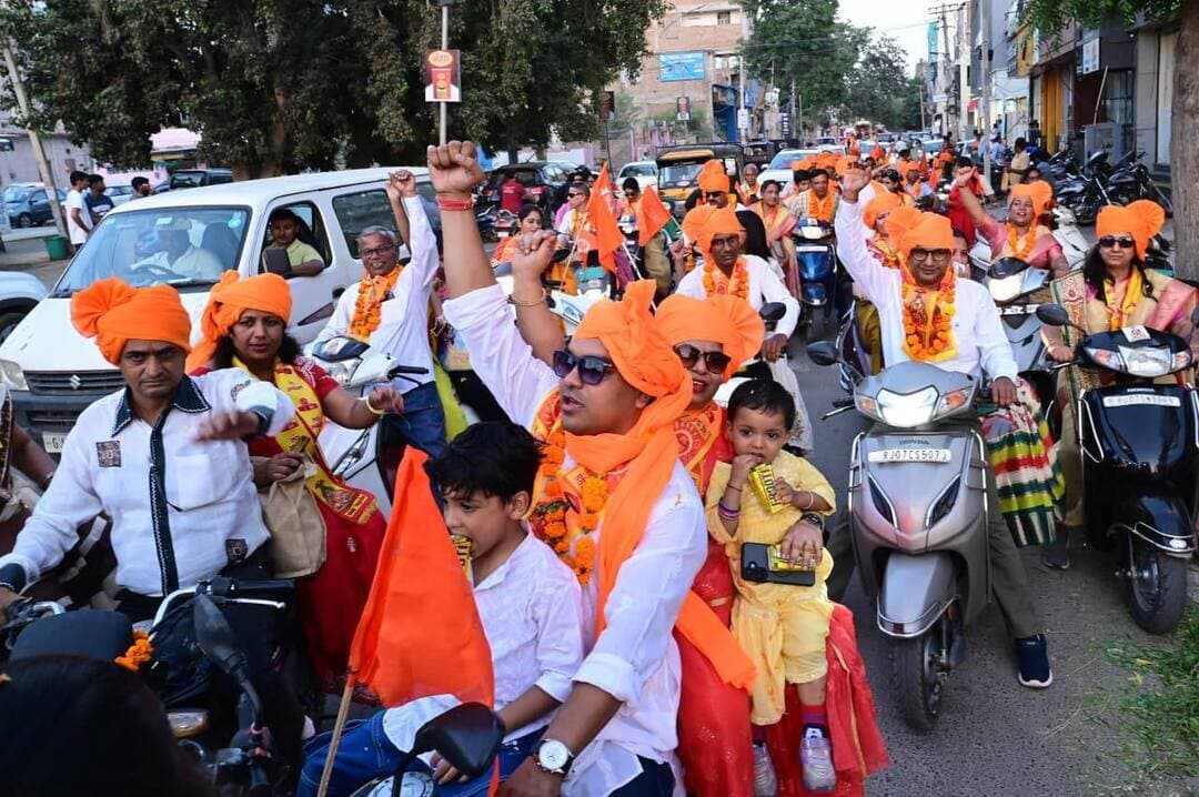 महाराजा अग्रसेन जयंती की पूर्व संध्या पर धूमधाम से निकली भव्य शोभायात्रा
अग्रसेन सर्किल पर हुआ त्रिवेणी संगम, जगह-जगह पुष्पवर्षा कर किया स्वागत; जीवंत झांकियों ने मोहा मन
बीकानेर। महाराजा अग्रसेन जी की जयंती की पूर्व संध्या पर शनिवार को बीकानेर में अग्रवाल समाज की ओर से भव्य शोभायात्रा निकाली गई। शोभायात्रा में महाराजा अग्रसेन के जीवन, आदर्शों और सामाजिक एकता का संदेश देती जीवंत झांकियां आकर्षण का केंद्र रहीं। शोभायात्रा का विभिन्न स्थानों पर पुष्पवर्षा कर भव्य स्वागत किया गया। अग्रवाल समाज के साथ अन्य समाजों के लोगों ने भी उत्साहपूर्वक भागीदारी निभाते हुए सामाजिक सद्भाव और भाईचारे का परिचय दिया।
कार्यक्रम की शुरुआत सुबह महाराजा अग्रसेन सर्किल पर श्रमदान के साथ हुई। समाज के लोगों ने श्रमदान कर स्वच्छता और सामाजिक सहभागिता का संदेश दिया। इसके बाद विधिवत रूप से भव्य शोभायात्रा का शुभारंभ हुआ। शोभायात्रा में समाज के गणमान्य नागरिकों, युवाओं, महिलाओं और बच्चों ने उत्साह के साथ भाग लिया।
जीवंत झांकियों ने मोहा मन
शोभायात्रा में सजी-धजी जीवंत झांकिया विशेषतः ब्रिक्स 2026 की झांकी में भारत के प्रधानमंत्री मोदी जी, चाइना के राष्ट्रपति शी जिनपिंग व रूस के राष्ट्रपति पुतिन की झांकी तथा वंदे मातरम के 150 वर्ष पूरे होने पर बंकिमचंद्र चट्टोपाध्याय और भारत माता की झांकी विशेष आकर्षण का केंद्र रहीं। विभिन्न पात्रों ने महाराजा अग्रसेन के आदर्शों और उनके जीवन से जुड़े संदेशों को जीवंत रूप में प्रस्तुत किया। झांकियों को देखने के लिए जगह-जगह लोग एकत्रित हुए। शोभायात्रा के मार्ग में विभिन्न स्थानों पर लोगों ने पुष्पवर्षा कर प्रतिभागियों का स्वागत किया। स्वागत के दौरान उत्साह और उल्लास का माहौल देखने को मिला।
केसरिया साफे में नजर आए समाजबंधु
शोभायात्रा में अग्रवाल समाज के गणमान्य व्यक्ति सफेद कुर्ता-पायजामा और केसरिया साफा धारण कर शामिल हुए। वहीं महिलाएं लाल और पीली साड़ियों के साथ केसरिया साफे में पारंपरिक वेशभूषा में नजर आईं। महिलाओं और बच्चों ने भी बढ़-चढ़कर भागीदारी निभाई। पारंपरिक परिधानों में सजे समाज के लोगों की उपस्थिति ने शोभायात्रा की भव्यता को और बढ़ा दिया।
शोभायात्रा के दौरान समाज के लोगों ने महाराजा अग्रसेन जी के बताए मार्ग पर चलने, उनके आदर्शों को अपने जीवन में अपनाने तथा सामाजिक एकता, समानता, सहयोग और सेवा की भावना को मजबूत करने का संकल्प लिया।
अग्रसेन सर्किल पर हुआ भव्य स्वागत, निकाला लॉटरी ड्रॉ
शोभायात्रा के महाराजा अग्रसेन सर्किल पहुंचने पर विशेष कार्यक्रम आयोजित किया गया। यहां लॉटरी का ड्रॉ निकाला गया तथा सभी विजेताओं को पुरस्कार प्रदान किए गए। शोभायात्रा में विभिन्न झांकियों के माध्यम से पात्रों की भूमिका निभाने वाले प्रतिभागियों को भी स्मृति चिह्न देकर सम्मानित किया गया। आयोजकों ने प्रतिभागियों के उत्साह और सहयोग की सराहना की।
महाआरती के साथ हुआ कार्यक्रम का समापन
महाराजा अग्रसेन सर्किल पर महाआरती का आयोजन किया गया। इस दौरान श्रद्धा और उत्साह के साथ समाज के लोगों ने भाग लिया। महाराजा अग्रसेन जी के प्रति आस्था व्यक्त करते हुए समाज की सुख-समृद्धि और खुशहाली की कामना की गई।
जयंती की पूर्व संध्या पर आयोजित इस भव्य शोभायात्रा ने बीकानेर में सामाजिक एकता, सांस्कृतिक परंपराओं और महाराजा अग्रसेन जी के आदर्शों के प्रति सम्मान का संदेश दिया। कार्यक्रम में समाज के लोगों की उत्साहपूर्ण भागीदारी ने आयोजन को यादगार बना दिया।