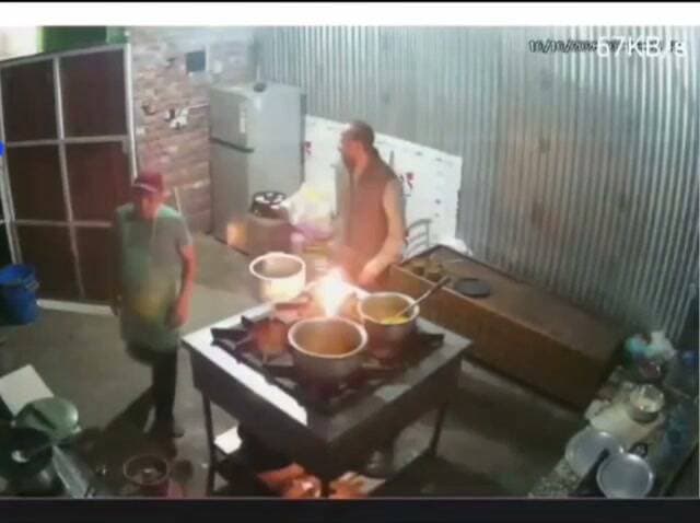 फिर डोली धरती.. अब उत्तरकाशी में भूकंप
उत्तरकाशी में 4.2 तीव्रता का भूकंप
उत्तराखंड के उत्तरकाशी में शनिवार, 10 अक्टूबर 2026 की रात 8 बजकर 7 मिनट पर भूकंप के झटके महसूस किए गए। भूकंप की तीव्रता रिक्टर स्केल पर 4.2 मापी गई।
प्रारंभिक जानकारी के अनुसार, भूकंप का केंद्र उत्तरकाशी से करीब 2 किलोमीटर उत्तर-पश्चिम में जमीन से 11 किलोमीटर की गहराई पर था।
फिलहाल भूकंप से किसी तरह के जान-माल के नुकसान की आधिकारिक जानकारी सामने आने का इंतजार है।