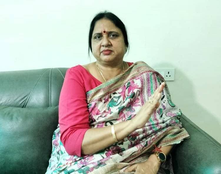 7082410824 नंबर पर बताए शहर की समस्या, निगम करेगा समाधान
आवारा पशु-कुत्तों और सफाई संबंधी शिकायतों के लिए निगम ने जारी की हेल्पलाइन 7082410824
यमुनानगर। शहरवासियों की समस्याओं के त्वरित समाधान और शिकायतों के प्रभावी निवारण के लिए नगर निगम ने हेल्पलाइन नंबर 7082410824 जारी किया है। नागरिक इस नंबर पर आवारा पशु, आवारा कुत्तों, सफाई एवं स्वच्छता समेत नगर निगम से संबंधित विभिन्न समस्याओं की शिकायत दर्ज करवा सकते हैं। हेल्पलाइन नंबर की जानकारी अधिक से अधिक नागरिकों तक पहुंचाने के लिए नगर निगम की ओर से शहर के प्रमुख चौराहों, अस्पतालों, मुख्य मार्गों, नगर निगम कार्यालय, कोर्ट, मंडी समेत अन्य सार्वजनिक एवं प्रमुख स्थानों पर होर्डिंग लगाए जा रहे हैं। इन होर्डिंग के माध्यम से नागरिकों को हेल्पलाइन सुविधा की जानकारी देने के साथ उन्हें अपनी समस्याएं निगम तक पहुंचाने के लिए प्रेरित किया जा रहा है।
मेयर सुमन बहमनी ने बताया कि हेल्पलाइन का उद्देश्य नागरिकों को शिकायत दर्ज कराने के लिए आसान और सुविधाजनक माध्यम उपलब्ध करवाना है, ताकि शहर की समस्याओं की जानकारी संबंधित शाखा तक समय पर पहुंच सके और उनका समाधान किया जा सके। उन्होंने शहरवासियों से अपील की कि वे अपने आसपास किसी भी प्रकार की समस्या सामने आने पर हेल्पलाइन 7082410824 पर शिकायत दर्ज करवाएं। उन्होंने कहा कि नागरिकों की सक्रिय भागीदारी से शहर को स्वच्छ, सुंदर और व्यवस्थित बनाने के प्रयासों को और गति मिलेगी।
फोटो कैप्शन - शहर के चौक पर लगाए गए हेल्पलाइन संबंधित बोर्ड।
जानकारी देती मेयर सुमन बहमनी।