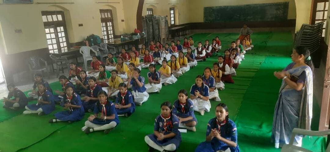 🔳स्काउट्स एवं गाइड्स ने मनाया विश्व मानसिक स्वास्थ्य दिवस
🔳चित्रकला प्रतियोगिता, 60 सेकंड की वार्ता और शपथ के माध्यम से 150 विद्यार्थियों को किया जागरूक
🔳कटनी - विश्व मानसिक स्वास्थ्य दिवस के अवसर पर भारत स्काउट्स एवं गाइड्स जिला संघ कटनी द्वारा जागरूकता कार्यक्रम आयोजित किया गया। भारत स्काउट्स एवं गाइड्स मध्यप्रदेश राज्य मुख्यालय, भोपाल के निर्देशानुसार कलेक्टर श्री आशीष तिवारी एवं जिला शिक्षा अधिकारी तथा पदेन जिला कमिश्नर (स्काउट) श्री सच्चिदानंद पांडे के मार्गदर्शन में आयोजित इस कार्यक्रम में 150 विद्यार्थियों ने सहभागिता की।
भारत स्काउट्स एवं गाइड्स राष्ट्रीय मुख्यालय तथा यूनिसेफ मध्यप्रदेश की संयुक्त पहल प्रोजेक्ट यूथ फॉर चेंज के अंतर्गत बार्ड्सले हिंदी माध्यम सीनियर सेकेंडरी स्कूल एवं सांदीपनि शासकीय उच्चतर माध्यमिक विद्यालय, झिंझरी में विभिन्न गतिविधियां आयोजित की गईं। विद्यार्थियों के लिए चित्रकला प्रतियोगिता, मानसिक स्वास्थ्य विषय पर 60 सेकंड की वार्ता और जागरूकता शपथ का आयोजन किया गया। विद्यार्थियों ने चित्रों एवं अपने विचारों के माध्यम से मानसिक स्वास्थ्य के महत्व को प्रस्तुत किया।
कार्यक्रम में विद्यार्थियों ने मानसिक स्वास्थ्य के प्रति जागरूक रहने, सकारात्मक सोच अपनाने, एक-दूसरे की भावनाओं को समझने तथा जरूरतमंदों को सहयोग देने का संकल्प लिया। उन्हें बताया गया कि मानसिक स्वास्थ्य भी शारीरिक स्वास्थ्य के समान महत्वपूर्ण है। अपनी भावनाओं को खुलकर साझा करना, दूसरों की समस्याओं को संवेदनशीलता से सुनना और जरूरत के समय सहयोग देना स्वस्थ एवं सकारात्मक समाज के निर्माण के लिए आवश्यक है।
इस अवसर पर सांदीपनि शासकीय उच्चतर माध्यमिक विद्यालय के प्राचार्य श्री अजय शंकर पांडेय, राज्य सहायक संगठन आयुक्त श्री ललित कुमार मिश्रा एवं गाइड कैप्टन श्रीमती अर्चना मैथ्यूज उपस्थित रहीं। कार्यक्रम का संचालन जिला कोऑर्डिनेटर श्रीमती रिया कनौजिया ने किया।
भारत स्काउट्स एवं गाइड्स तथा यूनिसेफ मध्यप्रदेश की इस पहल का उद्देश्य युवाओं में मानसिक स्वास्थ्य के प्रति जागरूकता, संवेदनशीलता और सहयोग की भावना विकसित करना रहा। कार्यक्रम के माध्यम से संदेश दिया गया कि मन की बात साझा करें, एक-दूसरे को समझें और मानसिक स्वास्थ्य को प्राथमिकता दें।
#JansamparkMP
#CMMadhyaPradesh
#DrMohanYadav51
#udaypratapmp
#jbpcommissioner
#katni
#कटनी