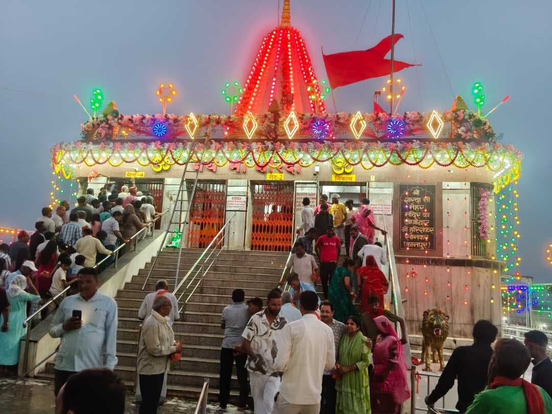 शारदीय नवरात्रि के पावन पर्व पर मैहर की त्रिकूट पर्वत पर विराजमान जगज्जननी माई शारदा का दरबार भव्य रूप से सजकर तैयार हो गया है! कल से ही मां जगदम्बा के दर्शन और पूजन के लिए देश-दुनिया से लाखों श्रद्धालुओं का महासैलाब उमड़ने वाला है। मैहर मंदिर प्रबंधन और स्थानीय प्रशासन ने श्रद्धालुओं की सुरक्षा, सुलभ दर्शन, पेयजल और सुगम आवागमन को लेकर व्यापक और चाक-चौबंद इंतजाम किए हैं। मां के जयकारों से गूंज उठी है मैहर की पावन नगरी! मां शारदा की कृपा आप सभी पर बनी रहे।