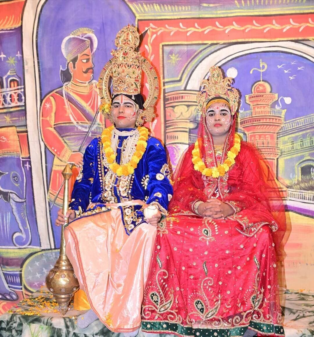*चारों भाइयों की निकली भव्य बारात, जनकपुरी में गूंजे श्रीराम के जयकारे*
*श्री बिहारी रामलीला समाज की 130वीं रामलीला में धनुष यज्ञ और चारों भाइयों के विवाह का भावपूर्ण मंचन, रथ में विराजे प्रभु श्रीराम के दर्शन कर श्रद्धालु हुए भावविभोर*
सतना। श्री बिहारी रामलीला समाज सतना द्वारा आयोजित 130वें श्री रामलीला उत्सव के अंतर्गत भगवान श्रीराम के विवाह प्रसंग ने श्रद्धालुओं को भक्ति और आनंद से सराबोर कर दिया। श्री बिहारी मंदिर से गाजे-बाजे के साथ रथ में विराजे प्रभु श्रीराम सहित चारों भाइयों—श्रीराम, लक्ष्मण, भरत और शत्रुघ्न की भव्य बारात निकाली गई। बारात में भक्ति गीतों, जयघोष और पारंपरिक उत्सवी उल्लास के बीच पूरा वातावरण राममय हो उठा। जनकपुरी रामना टोला में विधि-विधान और धार्मिक परंपराओं के अनुसार चारों भाइयों का विवाह संपन्न हुआ।
श्री बिहारी मंदिर से जनकपुरी तक निकली भव्य बारात
श्री बिहारी मंदिर से प्रारंभ हुई बारात बिहारी चौक, जय स्तंभ चौक, सिटी कोतवाली और अग्रसेन चौक होते हुए जनकपुरी रामना टोला पहुंची। रथ में विराजे प्रभु *श्रीराम के दिव्य स्वरूप* और चारों भाइयों की बारात के दर्शन के लिए मार्ग में श्रद्धालुओं की उत्साहपूर्ण सहभागिता रही। गाजे-बाजे, भक्ति संगीत और *श्रीराम के जयकारों के बीच बारात आकर्षण का केंद्र बनी रही। जनकपुरी पहुंचने पर विवाह* की पारंपरिक रस्में पूरी श्रद्धा और विधि-विधान के साथ संपन्न कराई गईं।
*धनुष यज्ञ में श्रीराम ने तोड़ा शिव धनुष*
रामलीला के प्रसंग में मिथिला के राजा जनक ने प्रतिज्ञा की थी कि जो वीर भगवान शिव के धनुष पर प्रत्यंचा चढ़ाकर उसे तोड़ेगा, उसी के साथ उनकी पुत्री माता सीता का विवाह होगा। स्वयंवर में उपस्थित अनेक राजा-महाराजा शिव धनुष को हिला तक नहीं सके। महर्षि विश्वामित्र की आज्ञा पाकर प्रभु श्रीराम आगे बढ़े और सहज भाव से शिव धनुष को उठाकर उस पर प्रत्यंचा चढ़ाई। धनुष भंग होते ही जनकपुरी में हर्ष और उल्लास छा गया। माता सीता ने प्रभु श्रीराम के गले में वरमाला डालकर उन्हें अपने पति के रूप में स्वीकार किया।
इसके पश्चात धार्मिक परंपराओं के अनुसार प्रभु *श्रीराम की सीता, लक्ष्मण की उर्मिला, भरत की मांडवी तथा शत्रुघ्न की श्रुतकीर्ति* के साथ विवाह संपन्न हुआ। चारों विवाहों के प्रसंग ने दर्शकों को भारतीय संस्कृति, पारिवारिक मर्यादा और वैवाहिक परंपराओं की सुंदर झलक दिखाई।
130 वर्षों से निभाई जा रही रामलीला की परंपरा
श्री बिहारी रामलीला समाज द्वारा लगातार 130 वर्षों से रामलीला का आयोजन किया जा रहा है। सुभाष पार्क मैदान में आयोजित यह उत्सव सतना की धार्मिक आस्था, सांस्कृतिक विरासत और स्थानीय कलाकारों की प्रतिभा का प्रतीक बन चुका है। रामायण के प्रसंगों का सजीव मंचन नई पीढ़ी को भगवान श्रीराम के आदर्शों, मर्यादा, त्याग, कर्तव्य और पारिवारिक मूल्यों से जोड़ने का महत्वपूर्ण माध्यम है।
समाज के पदाधिकारी एवं गणमान्य नागरिक रहे उपस्थित
कार्यक्रम में महंत बृजेंद्र कुमार दुबे, सहमहंत शैलेंद्र कुमार दुबे, व्यास श्री अरुण कुमार परौहा, श्री हरि प्रकाश गोस्वामी, अध्यक्ष रविशंकर गौरी, कार्यवाहक अध्यक्ष अशोक अग्रवाल, महामंत्री राजेश चतुर्वेदी ‘पालन’, मणिकांत माहेश्वरी, मनमोहन माहेश्वरी, रमेश शुक्ला, उपाध्यक्ष सुरेश केसरवानी, नरेंद्र चंद्र गुप्ता, रामचरण गुप्ता, कोषाध्यक्ष सुधीर अग्रवाल, अशोक खानेचा, श्याम लाल गुप्ता ‘श्यामू’, लखनलाल केसरवानी, सागर गुप्ता बलराम शुक्ला श्रेय शुक्ला रमेश शुक्ला सहित समाज के पदाधिकारी एवं गणमान्य नागरिक उपस्थित रहे।
स्थानीय कलाकारों ने किया प्रभावशाली अभिनय
रामलीला की प्रस्तुति में आशुतोष दुबे, अंकुर दुबे, मंगलेश्वर जी, नन्हूलाल गर्ग, मधुसूदन गुप्ता, श्रीराम पार्थ शुक्ला, लक्ष्मण शुभांक शुक्ला, सीता शुभ शुक्ला, भरत नमो शुक्ला, शत्रुघ्न सजल दुबे, श्रेय शुक्ला, शिवांश शुक्ला एवं ऋषभ शुक्ला सहित अन्य कलाकारों ने प्रभावशाली अभिनय किया। कलाकारों ने अपने संवाद, भाव-भंगिमाओं और सशक्त अभिनय से रामायण के प्रसंगों को जीवंत बना दिया। वहीं ढोलक मास्टर मुकेश कुमार और राजेश दाहिया ने अपनी सुमधुर ताल एवं संगीत से मंचन को और अधिक आकर्षक बनाया।
नई पीढ़ी को संस्कारों से जोड़ने का प्रयास
श्री बिहारी रामलीला समाज के प्रचार-प्रसार प्रमुख श्याम लाल गुप्ता ‘श्यामू’ ने बताया कि समाज द्वारा 130 वर्षों से निरंतर रामलीला का आयोजन किया जा रहा है। इस परंपरा का उद्देश्य भगवान श्रीराम के आदर्शों, भारतीय संस्कृति और धार्मिक मूल्यों को जन-जन तक पहुंचाना तथा नई पीढ़ी को अपनी सांस्कृतिक विरासत से जोड़ना है। उन्होंने कहा कि स्थानीय कलाकारों की सहभागिता और समाज के लोगों का सहयोग इस आयोजन की विशेष पहचान है। रामलीला का यह उत्सव श्रद्धा, संस्कृति और सामाजिक एकता का संदेश दे रहा है।