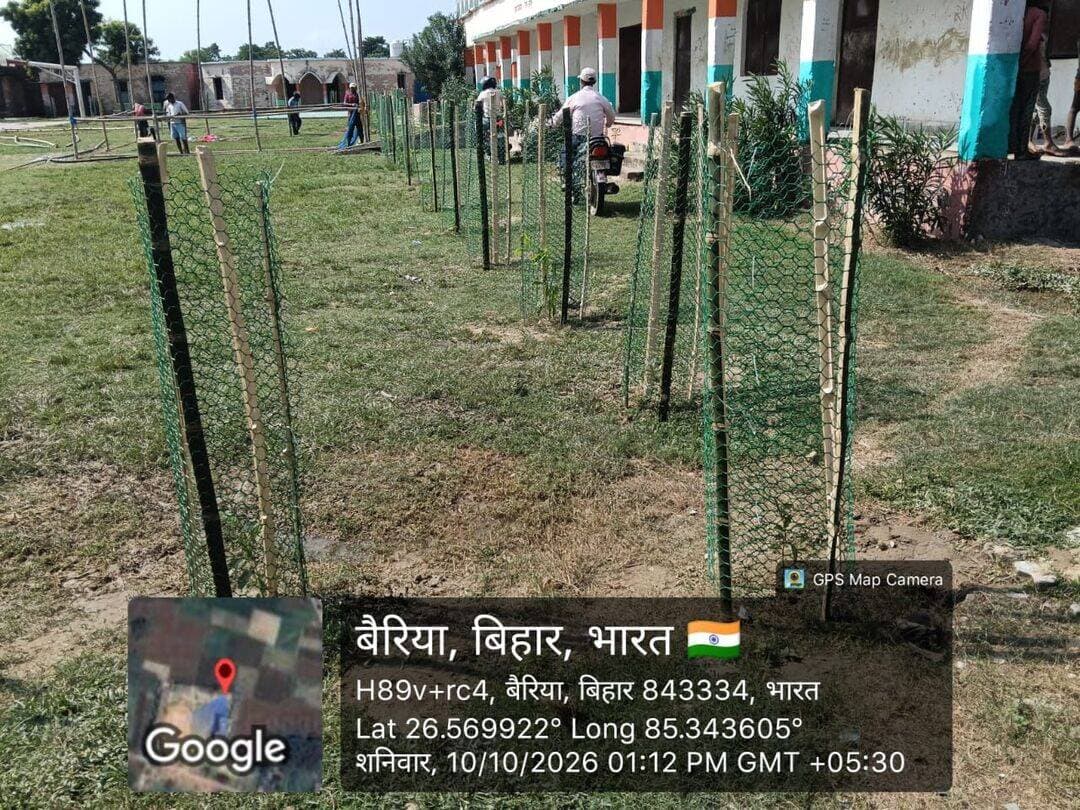 जिला प्रशासन, शिवहर की एक और सकारात्मक पहल! 📚✨
जिला पदाधिकारी श्रीमती प्रतिभा रानी के सख्त एवं सकारात्मक निर्देश पर निदेशक (एन०ई०पी०) श्री हरिमोहन कुमार द्वारा पिपराही प्रखंड स्थित मॉडल स्कूल उच्च विद्यालय, नारायणपुर का निरीक्षण किया गया। इसका मुख्य उद्देश्य विद्यालय में एक उत्कृष्ट और अनुकूल शैक्षणिक वातावरण विकसित करना है।
🔍 निरीक्षण के मुख्य बिंदु:
🔹 गुणवत्तापूर्ण शिक्षा: नियमित कक्षा संचालन और बच्चों की विषयगत समझ को बेहतर बनाने पर जोर।
🔹 शिक्षक-अभिभावक संवाद: बच्चों की उपस्थिति और प्रगति के लिए PTM (शिक्षक-अभिभावक बैठक) की समीक्षा।
🔹 साप्ताहिक परीक्षा: परीक्षाओं के जरिए बच्चों का आकलन और कमजोर विषयों में अतिरिक्त सहयोग की व्यवस्था।
🌳 हरित परिसर: विद्यालय के मैदान के चारों ओर पौधरोपण कार्य का जायजा और उनकी नियमित देखभाल के निर्देश।
हमारे बच्चों का भविष्य संवारने और उन्हें एक स्वच्छ व हरा-भरा वातावरण देने के लिए जिला प्रशासन पूरी तरह प्रतिबद्ध है। 📖🌱
#Sheohar #SheoharDistrict #BiharEducation #ModelSchool #QualityEducation #GreenCampus #BiharGovernment #DMSheohar #PRDBihar #EducationMatters #TreePlantation