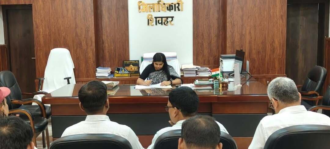 📢 शिवहर में पंचायत स्तरीय पुस्तकालयों के निर्माण में आएगी तेजी! 📚
जिला प्रशासन, शिवहर द्वारा ग्राम पंचायत स्तर पर पुस्तकालयों की स्थापना और संचालन की विस्तृत समीक्षा की गई। ग्रामीण युवाओं, विद्यार्थियों और आम नागरिकों को उनके गाँव में ही अध्ययन की बेहतर सुविधा देने के लिए प्रशासन पूरी तरह प्रतिबद्ध है।
📌 समीक्षा बैठक के मुख्य निर्देश:
🔹 अंतिम तिथि: 31 अक्टूबर 2026 तक सभी लंबित स्थलों पर पुस्तकालयों को हर हाल में क्रियाशील करने का सख्त निर्देश दिया गया है।
🔹 भवन का विकल्प: जहाँ पंचायत भवन उपलब्ध नहीं हैं, वहाँ अन्य सरकारी विभागों के भवनों में पुस्तकालय स्थापित किए जाएंगे।
🔹 पारदर्शी खरीद: पुस्तकालयों के लिए सभी आवश्यक सामग्रियों की खरीद अनिवार्य रूप से GeM पोर्टल के माध्यम से ही की जाएगी।
🔹 त्वरित कार्रवाई: नए एवं नव प्रभारी पंचायत सचिवों को 24 घंटे के भीतर GeM पोर्टल पर अपना निबंधन (Registration) कराना अनिवार्य है।
ग्रामीण क्षेत्रों में पठन-पाठन की संस्कृति को बढ़ावा देने और प्रतियोगी परीक्षाओं की तैयारी कर रहे युवाओं के लिए यह एक बेहद महत्वपूर्ण कदम है। 📖✨
#Sheohar #Bihar #PanchayatLibrary #EducationForAll #GeMPortal #YouthEmpowerment #DigitalIndia #DPROSheohar #DistrictAdministrationSheohar