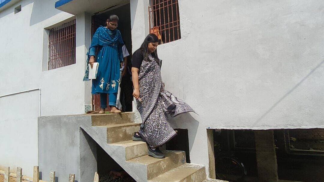 🏘️ शिवहर: महादलित परिवारों के लिए बन रहे आवासों का डीएम श्रीमती प्रतिभा रानी ने किया निरीक्षण!
जिला पदाधिकारी, शिवहर श्रीमती प्रतिभा रानी ने आज पिपराही प्रखंड के परसौनी बैज पंचायत (वार्ड-04) स्थित महादलित टोले में मुख्यमंत्री आवास योजना के तहत निर्माणाधीन आवासों का सघन निरीक्षण किया और निर्माण कार्य की प्रगति व गुणवत्ता का जायजा लिया।
प्रमुख बिंदु:
📍 63 नए आवास प्रस्तावित: LAEO द्वारा यहाँ कुल 63 भवनों का निर्माण होना है, जिनमें से 35 की निविदा पूर्ण हो चुकी है।
🏡 सुविधायुक्त 2BHK घर: प्रति आवास ₹13.50 लाख की लागत से 2 कमरे, रसोई, हॉल, शौचालय व स्नानागार बनाए जा रहे हैं।
⏳ जल्द मिलेगा आशियाना: 23 आवास अगले 6–8 सप्ताह में बनकर तैयार हो जाएंगे।
🚧 डीएम के सख्त निर्देश: निर्माण की गुणवत्ता से कोई समझौता नहीं होगा। कार्य में तेजी लाएं और अभियंता नियमित निगरानी करें।
🛣️ रास्ते की सुविधा: लाभुकों के लिए आवासीय परिसर तक आवागमन के रास्ते का शीघ्र प्रस्ताव तैयार करने का निर्देश।
जिला प्रशासन अंतिम पायदान पर खड़े हर परिवार को सुरक्षित और सुविधायुक्त आवास उपलब्ध कराने के लिए प्रतिबद्ध है।
#Sheohar #DMSheohar #Bihar #MukhyamantriAwasYojana #Development #HousingForAll #BiharGovernment #PRDSheohar #BiharNews
