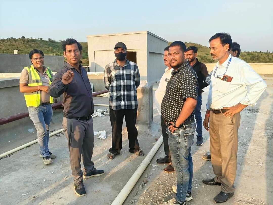 डीइओ ने लिया निर्माण कार्य का जायजा
----
जिला शिक्षा अधिकारी श्री यश जैन ने सांदीपनि शासकीय विद्यालय, विजयपुर का भ्रमण कर विद्यालय भवन में चल रहे निर्माण एवं विकास कार्यों का निरीक्षण किया। निरीक्षण के दौरान उन्होंने भवन के विभिन्न कक्षों, प्रयोगशाला, छत तथा अन्य निर्माण कार्यों की स्थिति का अवलोकन किया।
इस दौरान संबंधित अधिकारियों एवं निर्माण एजेंसी के प्रतिनिधियों से कार्यों की प्रगति, निर्माण की गुणवत्ता तथा शेष कार्यों के संबंध में जानकारी प्राप्त की। जिला शिक्षा अधिकारी ने निर्देशित किया कि निर्माण कार्य निर्धारित मापदंडों के अनुरूप गुणवत्तापूर्ण तरीके से पूर्ण किए जाएं तथा विद्यार्थियों की सुरक्षा, सुविधा एवं आवश्यक शैक्षणिक व्यवस्थाओं का विशेष ध्यान रखा जाए
निरीक्षण के दौरान संबंधित अधिकारी एवं निर्माण कार्य से जुड़े प्रतिनिधि उपस्थित रहे।
-
CM Madhya Pradesh
Jansampark Madhya Pradesh
#JansamparkMP
#sheopur