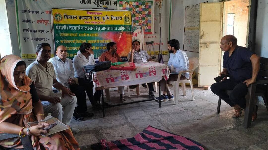 पराली प्रबंधन पर जागरूकता शिविरों का आयोजन
----
कलेक्टर सुश्री शीला दाहिमा द्वारा पराली प्रबंधन के प्रति किसानों को जागरूक करने के उद्देश्य से दिये गये निर्देशो के क्रम में आज ग्राम बगदिया, बनवाडा, ढेंगदा, लाडपुरा, बिचपुरी में जागरूकता शिविरों का आयोजन किया गया। इन शिविरों के माध्यम से किसानों को खेतो में पराली जलाने से होने वाले नुकसान से अवगत कराते हुए पराली प्रबंधन में उपयोगी कृषि यंत्रों तथा उनके उपयोग के संबंध में जानकारी प्रदान की गई।
उप संचालक कृषि श्री आरके सिंह ने बताया कि श्योपुर, कराहल, विजयपुर विकासखण्ड क्षेत्र के उक्त ग्रामों में आयोजित शिविर के दौरान कृषि अधिकारियों तथा अन्य विभागों के क्षेत्रीय अमले द्वारा किसानों को फसल अवशेषों एवं पराली को खेतों में जलाने से होने वाले दुष्परिणामों से अवगत कराया गया कि पराली जलाने से मृदा में उपस्थित लाभकारी सूक्ष्मजीवों को नुकसान पहुंचता है तथा मृदा की उर्वरता प्रभावित होती है। साथ ही वायु प्रदूषण बढ़ने से मानव स्वास्थ्य एवं पर्यावरण पर प्रतिकूल प्रभाव पड़ता है।
कृषकों को पराली जलाने के स्थान पर फसल अवशेषों का उचित प्रबंधन करने, उन्हें खेत में मिलाकर जैविक पदार्थ की मात्रा बढ़ाने तथा उपलब्ध कृषि यंत्रों जैसे सुपर सीडर, हैप्पी सीडर, स्ट्रॉ रीपर एवं अन्य उपयुक्त यंत्रों के माध्यम से फसल अवशेष प्रबंधन करने के लिए प्रेरित किया गया। इससे मृदा की गुणवत्ता बनाए रखने, पोषक तत्वों के संरक्षण तथा कृषि उत्पादन की लागत कम करने में सहायता मिल सकती है। कार्यक्रम में उपस्थित कृषकों से अपील की गई कि वे पराली न जलाएं तथा अन्य किसानों को भी फसल अवशेष प्रबंधन के प्रति जागरूक करें। उक्त शिविरों के दौरान दो सैकडा से अधिक किसान उपस्थित रहे।
-
CM Madhya Pradesh
Jansampark Madhya Pradesh
#JansamparkMP
#sheopur