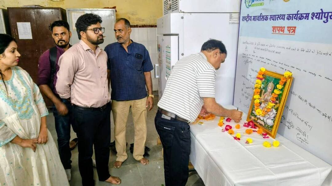 मानसिक स्वास्थ्य शिविर का आयोजन
----
कलेक्टर सुश्री शीला दाहिमा के मार्गदर्शन में विश्व मानसिक स्वास्थ्य दिवस के अवसर पर आज जिला चिकित्सालय श्योपुर में मानसिक स्वास्थ्य शिविर का आयोजन किया गया।
सिविल सर्जन-सह-मुख्य अस्पताल अधीक्षक डॉ. एस. एन. बिंदल के निर्देशन में आयोजित मानसिक स्वास्थ्य शिविर में मनोरोग विशेषज्ञ डॉ. माखन शाक्य एवं डॉ. अरशद अयूब तथा चिकित्सा अधिकारी डॉ. अनीता मालवीय द्वारा मरीजों की जाँच, मानसिक स्वास्थ्य संबंधी समस्याओं का आकलन एवं आवश्यक चिकित्सकीय परामर्श प्रदान किया गया। इस दौरान नर्सिंग ऑफिसर श्रीमती ईवा रोजलीन, सहायक स्टाफ श्री रवि शर्मा सहित जिला चिकित्सालय का अन्य स्टाफ उपस्थित रहा।
शिविर में लगभग 84 मानसिक स्वास्थ्य संबंधी मरीजों की पहचान एवं जाँच की गई। मरीजों की स्थिति के अनुसार उन्हें चिकित्सकीय परामर्श एवं उपचार उपलब्ध कराया गया तथा आवश्यक दवाइयों का निःशुल्क वितरण किया गया।
सिविल सर्जन-सह-मुख्य अस्पताल अधीक्षक डॉ. एस. एन. बिंदल ने आमजन से अपील की कि मानसिक स्वास्थ्य भी शारीरिक स्वास्थ्य जितना ही महत्वपूर्ण है। मानसिक परेशानी होने पर संकोच न करें और समय पर चिकित्सकीय परामर्श लें। उन्होंने कहा कि मानसिक स्वास्थ्य के प्रति जागरूकता बढ़ाना, जरूरतमंद व्यक्तियों को उपचार उपलब्ध कराना तथा उनके प्रति संवेदनशीलता, सम्मान और सकारात्मक व्यवहार रखना हम सभी की जिम्मेदारी है।
मनोरोग विशेषज्ञ डॉ. माखन शाक्य ने बताया कि मानसिक स्वास्थ्य का प्रभाव व्यक्ति की सोचने-समझने की क्षमता, भावनाओं, व्यवहार, पारिवारिक संबंधों, कार्यक्षमता तथा सामाजिक जीवन पर पड़ता है। मानसिक स्वास्थ्य संबंधी समस्याएँ किसी भी आयु वर्ग के व्यक्ति को प्रभावित कर सकती हैं और इनका समय पर निदान एवं उपचार अत्यंत महत्वपूर्ण है। समय पर पहचान और नियमित उपचार से सुधार संभव है। लगातार उदासी, अत्यधिक चिंता, नींद या भूख में बदलाव, सामाजिक गतिविधियों से दूरी, व्यवहार में असामान्य परिवर्तन अथवा स्वयं को नुकसान पहुँचाने के विचार जैसे लक्षणों को नजरअंदाज नहीं करना चाहिए। ऐसी स्थिति में मनोरोग विशेषज्ञ की सहायता लेना आवश्यक है।
-
CM Madhya Pradesh
Jansampark Madhya Pradesh
#JansamparkMP
#sheopur