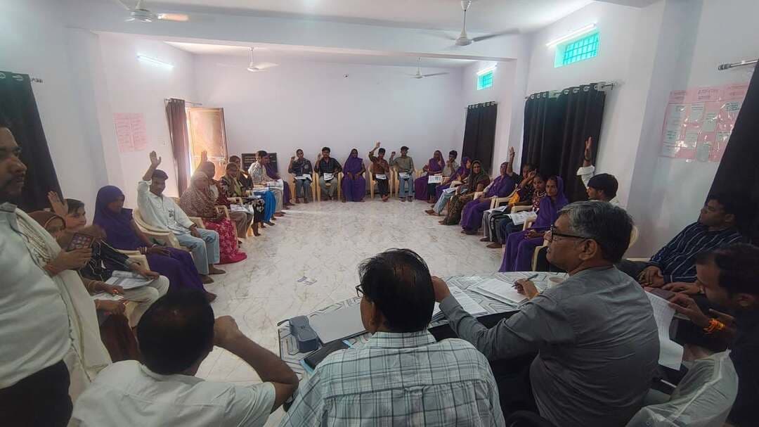 रायपुरा एवं सोई में साथिया प्रशिक्षण आयोजित
राज्य सलाहकारों ने की सहभागिता
----
राष्ट्रीय किशोर स्वास्थ्य कार्यक्रम के अंतर्गत एनएचएम भोपाल से राज्य सलाहकार श्री साकेत शुक्ला एवं श्री पुष्कर उपाध्याय ने श्योपुर जिले का भ्रमण किया।
भ्रमण के दौरान रायपुरा पंचायत भवन में आयोजित साथिया प्रशिक्षण कार्यक्रम के दौरान कार्यकर्ताओं एवं संबंधित साथियों से किशोर स्वास्थ्य के विभिन्न पहलुओं पर चर्चा की गई। इस दौरान किशोर-किशोरियों के स्वास्थ्य, स्वास्थ्य संबंधी समस्याओं तथा जागरूकता गतिविधियों के प्रभावी क्रियान्वयन पर विचार-विमर्श किया गया।
कार्यक्रम के तहत प्रत्येक गांव में आशा कार्यकर्ताओं के सहयोग से साथिया का चयन किया गया है। साथिया किशोर-किशोरियों को जीवन कौशल एवं स्वास्थ्य संबंधी जानकारी प्रदान करेंगे। यह गतिविधि प्रत्येक माह रविवार को आयोजित की जाएगी। अधिकारियों ने बताया कि इस कार्यक्रम की मातृ एवं शिशु मृत्यु दर तथा सकल प्रजनन दर को कम करने में महत्वपूर्ण भूमिका रहेगी।
इसके पश्चात सोईकलां सब-सेंटर पर प्रशिक्षित साथियों से किशोर स्वास्थ्य विषय पर प्रश्न-उत्तर किए गए तथा कार्यक्रम के क्रियान्वयन की जानकारी ली गई। अधिकारियों ने किशोर स्वास्थ्य सेवाओं को प्रभावी बनाने और किशोरों में स्वास्थ्य संबंधी जागरूकता बढ़ाने पर जोर दिया।
इस अवसर पर आरकेएस के नोडल अधिकारी डॉ. के.एल. पचोरिया, स्वास्थ्य विभाग के मीडिया अधिकारी श्री आर.बी. शाक्य, जिला कार्यक्रम प्रबंधक डॉ. हेमंत रावत, जिला सलाहकार आरकेएसके श्री अमित श्रीवास, दक्ष फाउंडेशन के प्रतिनिधि सहित अन्य अधिकारी एवं कर्मचारी उपस्थित रहे।
-
CM Madhya Pradesh
Jansampark Madhya Pradesh
#JansamparkMP
#sheopur