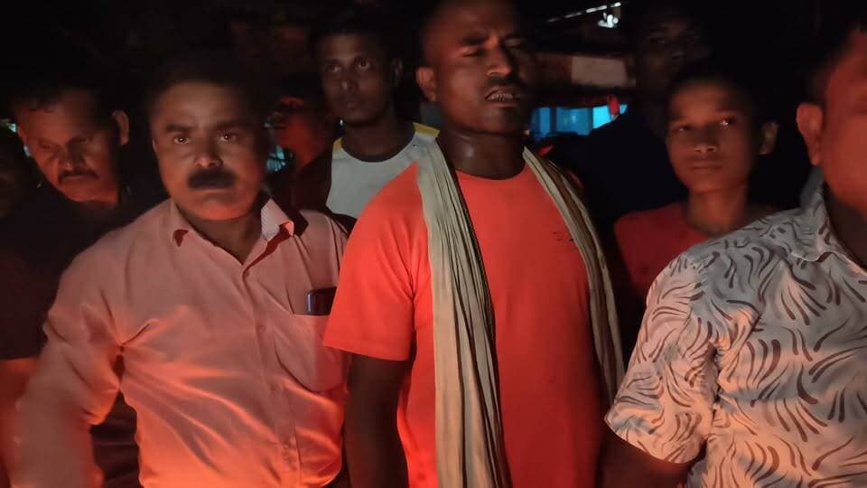 बाजपट्टी : थाना क्षेत्र के हरपुरवा में बीते बुधवार को एक सड़क दुर्घटना में तीन व्यक्ति घायल हुए. इसमें से कमली देवी उम्र 60 साल की इलाज के दौरान मृत्यु हो गए.
उनका इलाज है पटना के पीएमसीएच में चल रहा था.
इसके अलावा राम परी देवी का इलाज सीतामढ़ी के एक निजी अस्पताल में चल रहा है जिनकी स्थिति भी काफी गंभीर है. वहीं रोहन कुमार नाम के एक बालक के सिर पर काफी चोट आई है.
इसको लेकर पुलिस को शुक्रवार को आवेदन मिला लेकिन किसी तरह का अभी तक कोई कार्यवाही नहीं किया गया है.
मौके पर पहुंचे जितेंद्र कुमार एवं धीरज कुमार सिंह के प्रयास के बाद जाम को हटा दिया गया.