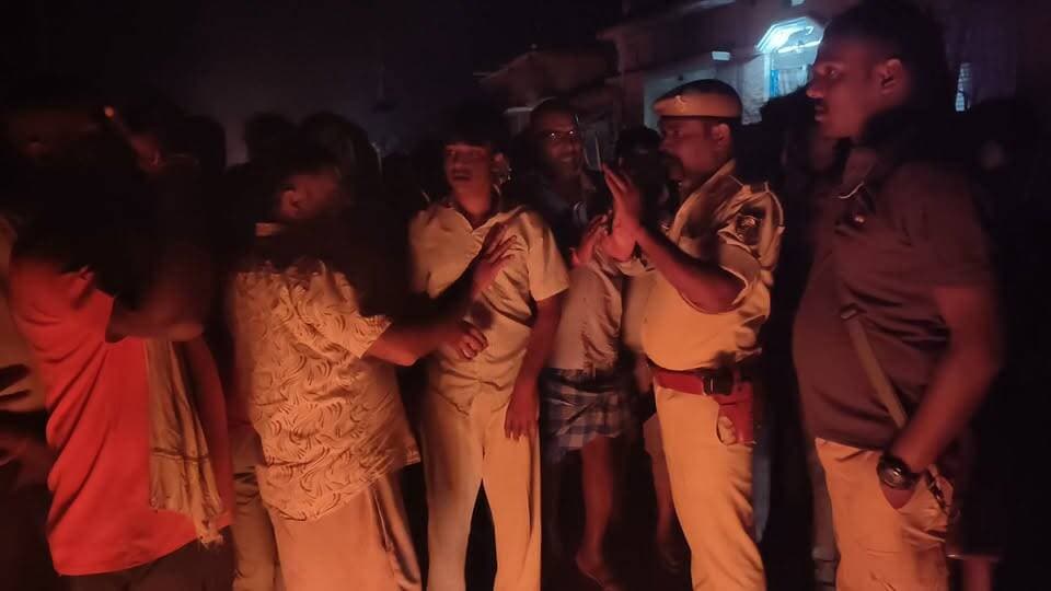 बाजपट्टी : थाना क्षेत्र के हरपुरवा में बीते बुधवार को एक सड़क दुर्घटना में तीन व्यक्ति घायल हुए. इसमें से कमली देवी उम्र 60 साल की इलाज के दौरान मृत्यु हो गए.
उनका इलाज है पटना के पीएमसीएच में चल रहा था.
इसके अलावा राम परी देवी का इलाज सीतामढ़ी के एक निजी अस्पताल में चल रहा है जिनकी स्थिति भी काफी गंभीर है. वहीं रोहन कुमार नाम के एक बालक के सिर पर काफी चोट आई है.
इसको लेकर पुलिस को शुक्रवार को आवेदन मिला लेकिन किसी तरह का अभी तक कोई कार्यवाही नहीं किया गया है.
मौके पर पहुंचे जितेंद्र कुमार एवं धीरज कुमार सिंह के प्रयास के बाद जाम को हटा दिया गया.