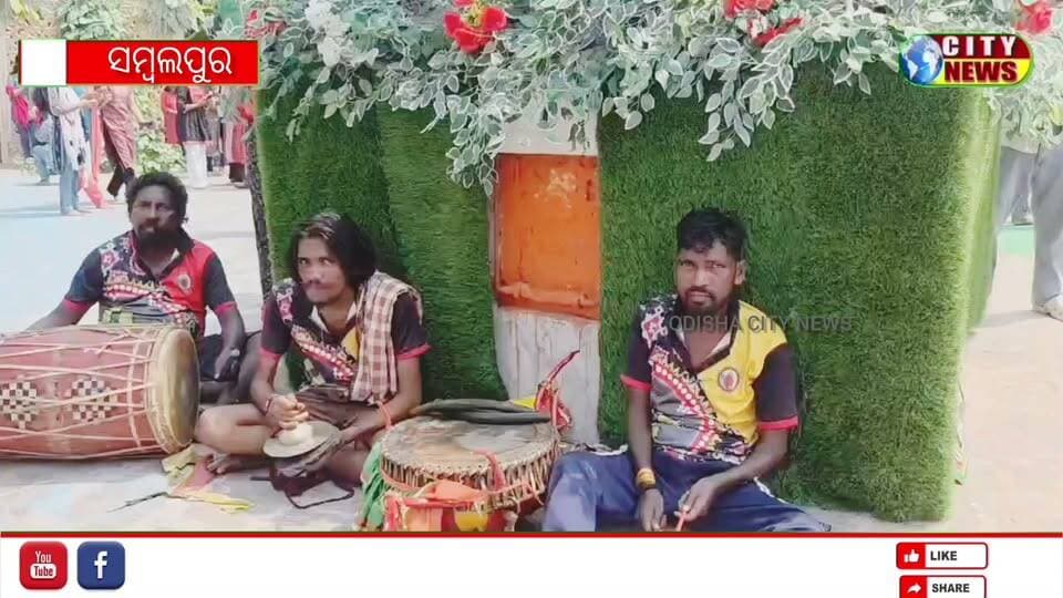 ମହାଳୟା ଅବସରରେ ମା’ ସମଲେଶ୍ୱରୀଙ୍କ ଦୁର୍ଲଭ ଧବଳମୁଖୀ ବେଶ: ଦର୍ଶନ କଲେ ମିଳେ ଗଙ୍ଗା ସ୍ନାନର ପୁଣ୍ୟ
ସମ୍ବଲପୁର-୧୦/୧୦
ଆଜି ପବିତ୍ର ମହାଳୟା ତିଥି। ଏହି ଅବସରରେ ସମ୍ବଲପୁରର ଅଧିଷ୍ଠାତ୍ରୀ ଦେବୀ ମା’ ସମଲେଶ୍ୱରୀଙ୍କ ଦୁର୍ଲଭ ଧବଳମୁଖୀ ବା ଗଙ୍ଗା ବେଶ ରେ ଦର୍ଶନ ଦେଉଛନ୍ତି । ବର୍ଷ ତମାମ ମା’ ସିନ୍ଦୁର ମୁହିଁ ବେଶରେ ଭକ୍ତଙ୍କୁ ଦର୍ଶନ ଦେଉଥିବା ବେଳେ, କେବଳ ବର୍ଷକୁ ଥରେ ମହାଳୟାରେ ଏହି ସ୍ୱତନ୍ତ୍ର ବେଶରେ ନଜର ଆସିଥାଆନ୍ତି। ମା’ ଏହି ଦୁର୍ଲଭ ବେଶରେ ଅଢ଼େଇ ଦିନ ପର୍ଯ୍ୟନ୍ତ ରହିବେ।
ପିତୃପକ୍ଷର ଅନ୍ତିମ ଦିନ ମହାଳୟାରେ ପିତୃପୁରୁଷଙ୍କୁ ଜଳ ଅର୍ପଣ ପରେ ଗଙ୍ଗାରେ ବୁଡ଼ ପକାଇବାର ମହାନ ପରମ୍ପରା ରହିଛି। ଯେଉଁ ଶ୍ରଦ୍ଧାଳୁମାନେ ଗଙ୍ଗାକୁ ଯାଇପାରନ୍ତି ନାହିଁ, ସେମାନେ ମା’ଙ୍କ ଏହି ଧବଳମୁଖୀ ବେଶ ଦର୍ଶନ କରିବା ମାତ୍ରେ ଗଙ୍ଗା ସ୍ନାନର ପୁଣ୍ୟ ପ୍ରାପ୍ତି ହୋଇଥାଏ ବୋଲି ଗଭୀର ଆଧ୍ୟାତ୍ମିକ ବିଶ୍ୱାସ ରହିଛି।
ମନ୍ଦିରର ମୂଖ୍ୟ ପୂଜକ ଅମ୍ବିକା ରାୟ କହିଛନ୍ତି ଯେ, ଆଜି ଭୋର ୪ଟାରେ ମନ୍ଦିର ଖୋଲାଯାଇ ମା’ଙ୍କୁ ସ୍ନାନ କରାଯିବା ପରେ ଧବଳମୁଖୀ ବେଶରେ ସୁସଜ୍ଜିତ କରାଯାଇଥିଲା। ସ୍ୱତନ୍ତ୍ର ପୂଜାର୍ଚ୍ଚନା ପରେ ପ୍ରାତଃ ୫ ଟା ପରଠୁ ଭକ୍ତମାନଙ୍କ ପାଇଁ ଦର୍ଶନ ଆରମ୍ଭ ହୋଇଥିଲା। ଆସନ୍ତାକାଲି ମା’ ସରସ୍ୱତୀ ବେଶରେ ଦର୍ଶନ ଦେବେ।
ମା’ଙ୍କ ଏହି ଅପୂର୍ବ ରୂପ ଦର୍ଶନ ପାଇଁ ଆଜି ସକାଳୁ ସମଲେଶ୍ୱରୀ ପୀଠରେ ହଜାର ହଜାର ସଂଖ୍ୟାରେ ଭକ୍ତଙ୍କ ପ୍ରବଳ ଭିଡ଼ ଦେଖିବାକୁ ମିଳିଛିl ଭକ୍ତଙ୍କ ଭିଡ଼କୁୃୃ ଦୃଷ୍ଟିରେ ରଖି ଜିଲ୍ଲା ପୋଲିସ ପ୍ରଶାସନ ପକ୍ଷରୁ ବ୍ୟାପକ ସୁରକ୍ଷା ବ୍ୟବସ୍ଥା ଗ୍ରହଣ କରାଯାଇଥିଲା। ପର୍ଯ୍ୟାପ୍ତ ପୋଲିସ ଫୋର୍ସ ମୁତୟନ ହେବା ସହ ସ୍ୱତନ୍ତ୍ର ପାର୍କିଂ ଏବଂ ଶୃଙ୍ଖଳିତ ଧାଡ଼ି ଦର୍ଶନର ବ୍ୟବସ୍ଥା କରାଯାଇଥିଲା। ଭକ୍ତଙ୍କ ପ୍ରବେଶ ଓ ପ୍ରସ୍ଥାନ ପାଇଁ ସ୍ୱତନ୍ତ୍ର ରାସ୍ତାର ବନ୍ଦୋବସ୍ତ ହୋଇଥିଲା।
ବ୍ୟୁରୋ ରିପୋର୍ଟ ଓଡିଶା ସିଟି ନ୍ଯୁଜ ସମ୍ବଲପୁର