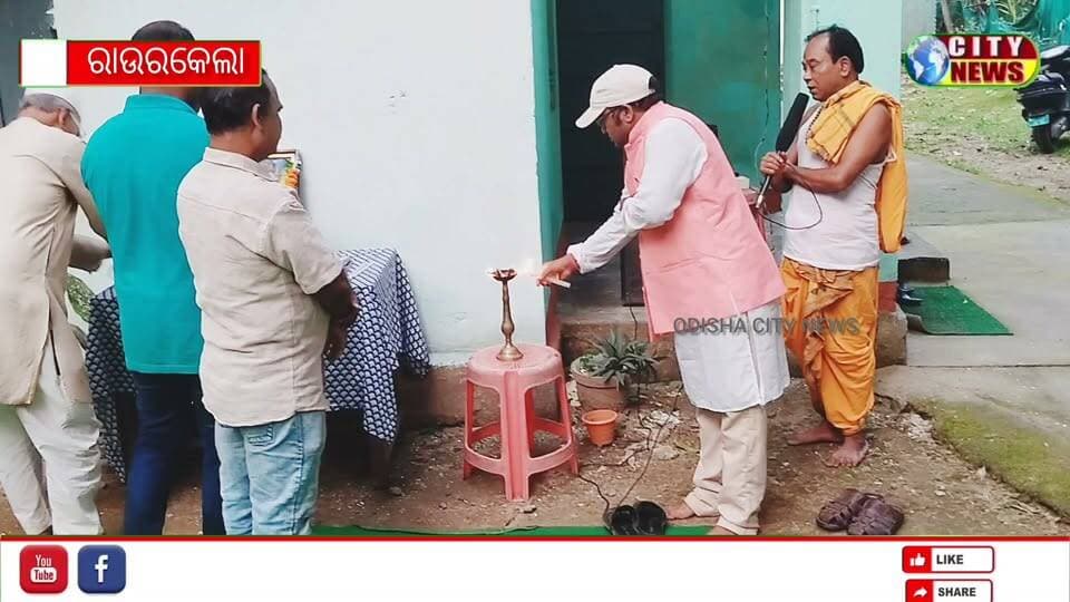 ବିଦ୍ୟା ଷ୍ଟଡ଼ି ପଏଂଟରେ ପଣ୍ଡିତ ଉତ୍କଳମଣି ଗୋପବନ୍ଧୁ ଦାସଙ୍କ ଜୟନ୍ତୀ ପାଳିତ " ଗୋପବନ୍ଧୁ ସାରା ବିଶ୍ବର ମଣି"
ସାରନଗରୀ,୧୦l୧୦(ନି.ପ୍ର): ସାରନଗରୀ ସ୍ଥିତ ଘରୋଇ ଶିକ୍ଷାନୁଷ୍ଠାନ ବିଦ୍ୟାଷ୍ଟଡ଼ି ପଏଂଟ ଆନୁକୁଲ୍ୟରେ ପଣ୍ଡିତ ଗୋପବନ୍ଧୁ ଦାସଙ୍କ ୧୪୯ତମ ଜୟନ୍ତୀ ପାଳନ କରାଯାଇଥିଲା । ଅନୁଷ୍ଠାନର ନିର୍ଦ୍ଦେଶକ ସରୋଜ କୁମାର ବେହେରାଙ୍କ ଅଧ୍ୟକ୍ଷତାରେ ଆୟୋଜିତ କାର୍ଯ୍ୟକ୍ରମରେ ଅତିଥି ଭାବେ ବିଶ୍ରା ବ୍ଲକ୍ ଶିକ୍ଷାଧିକାରୀ ସୁପ୍ରଭାତ କୁମାର ବେହେରା, ଲାଠିକଟା ବ୍ଲକ ଶିକ୍ଷାଧିକାରୀ ଦେବେନ୍ଦ୍ର ସା, ଲାଠିକଟା ଥାନାଧିକାରୀ ରାମେଶ୍ୱର ସିଂ, ଈଶ୍ୱରୀୟ ବ୍ରହ୍ମାକୁମାରୀ ବିଶ୍ୱବିଦ୍ୟାଳୟ ସାରନଗରୀ ଶାଖାର ଅମ୍ରିତା ଭଉଣୀ,ସାମାଜିକ କର୍ମୀ ପି. ପି ରାୟ, ମାନବିକତାର ଅଧ୍ୟକ୍ଷ ପ୍ରଶାନ୍ତ ସେଠୀ ଯୋଗ ଦେଇ ଗୋପବନ୍ଧୁଙ୍କ ଫଟୋ ଚିତ୍ରରେ ପୁଷ୍ପମାଲ୍ୟ ଦେଇ ଶ୍ରଦ୍ଧା ସୁମନ ଅର୍ପଣ କରିଥିଲେ । ଏହି ଅବସରରେ ଉତ୍କଳମଣିଙ୍କ ସେବା ମନୋଭାବ ଓ ସାହିତ୍ୟ ପ୍ରତି ତାଙ୍କର ଅବଦାନ ସମ୍ପର୍କରେ ଅତିଥିମାନେ ବିଷଦ ଆଲୋଚନା କରିଥିଲେ । ଉତ୍କଳମଣି ଥିଲେ ଓଡ଼ିଶାର ଗର୍ବ। ଆଜିର ସମାଜରେ ତାଙ୍କର ସେବା ମୋନୋଭାବ, ନୀତି ଓ ଆଦର୍ଶ ଆଗାମୀ ଯୁବପିଢି ପାଇଁ ଏକ ଜୀବନ୍ତ ଆଦର୍ଶ ବୋଲି ବକ୍ତା ମାନେ କହିଥିଲେ lକାର୍ଯ୍ୟକ୍ରମରେ ଅଧ୍ୟାପକ ସୁନୀଲ ସାମଲ, ଚନ୍ଦ୍ର ଶେଖର ମୁନି ସମେତ ଶିକ୍ଷାବିତ୍ ,ସମାଜସେବୀ, ସାହିତ୍ୟକ,କବି ସମେତ ସେକ୍ଟର-୨୨କର୍ମଚାରୀ କଲ୍ୟାଣ ଟ୍ରଷ୍ଟର ସମସ୍ତ ସଦସ୍ୟ ଜୟନ୍ତୀରେ ନିଜକୁ ସାମିଲ କରିଥିଲେ । ଶେଷରେ ଅଧ୍ୟାପକ ଡ଼ ବସନ୍ତ କୁମାର ଦାସ ଧନ୍ୟବାଦ ଦେଇଥିଲେ ।