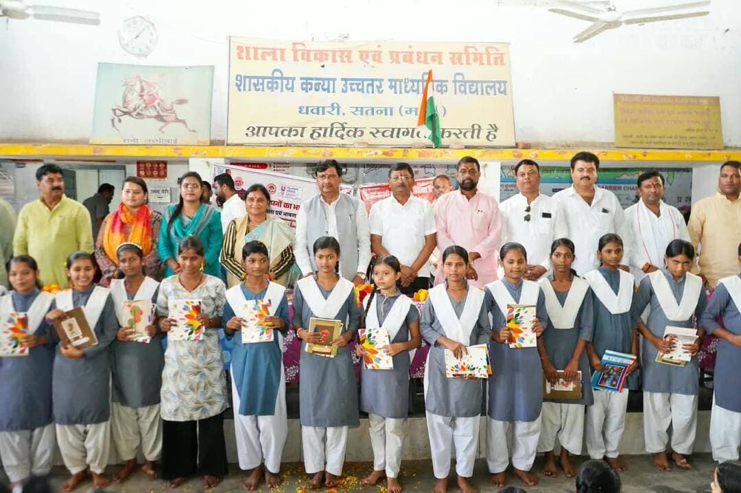मेरे सपनों का भारत’ कार्यक्रम में छात्राओं का उत्साहवर्धन
सतना। सेवा संकल्प अभियान के अंतर्गत शासकीय कन्या उच्चतर माध्यमिक विद्यालय, धवारी में आयोजित ‘मेरे सपनों का भारत’ कार्यक्रम के प्रमाण पत्र एवं पुस्तक वितरण समारोह में महापौर योगेश कुमार ताम्रकार शामिल हुए। उन्होंने छात्राओं को प्रमाण पत्र एवं पुस्तकें वितरित कर उनका उत्साहवर्धन किया।
महापौर ने छात्राओं से संवाद कर उनके सपनों और भविष्य की योजनाओं की जानकारी ली। उन्होंने कहा कि बेटियों को शिक्षा एवं संस्कारों से सशक्त बनाना विकसित भारत की मजबूत नींव है। कार्यक्रम में सांसद गणेश सिंह, भाजपा जिला अध्यक्ष पंडित भगवती प्रसाद पांडेय, निगम अध्यक्ष राजेश चतुर्वेदी, पूर्व महापौर ममता पांडेय सहित जनप्रतिनिधि, पार्टी पदाधिकारी, शिक्षक एवं छात्राएँ उपस्थित रहीं।