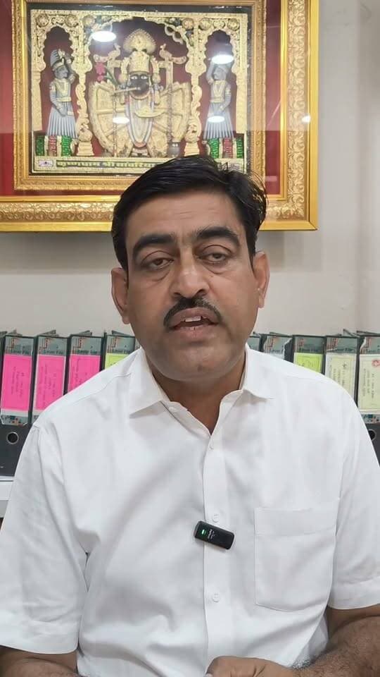 मंदसौर। अघोषित बिजली कटौती के विरोध में 12 अक्टूबर, सोमवार को किसानों एवं आम नागरिकों द्वारा रैली निकालकर विद्युत विभाग का घेराव किया जाएगा। मंदसौर विधायक विपिन जैन ने वीडियो जारी कर इसकी जानकारी दी। सुबह 11 बजे गांधी चौराहे से रैली शुरू होकर चंबल कॉलोनी स्थित विद्युत विभाग पहुंचेगी, जहां ज्ञापन सौंपा जाएगा। इस दौरान बिजली कटौती बंद करने और किसानों सहित आम नागरिकों को राहत देने की मांग उठाई जाएगी।