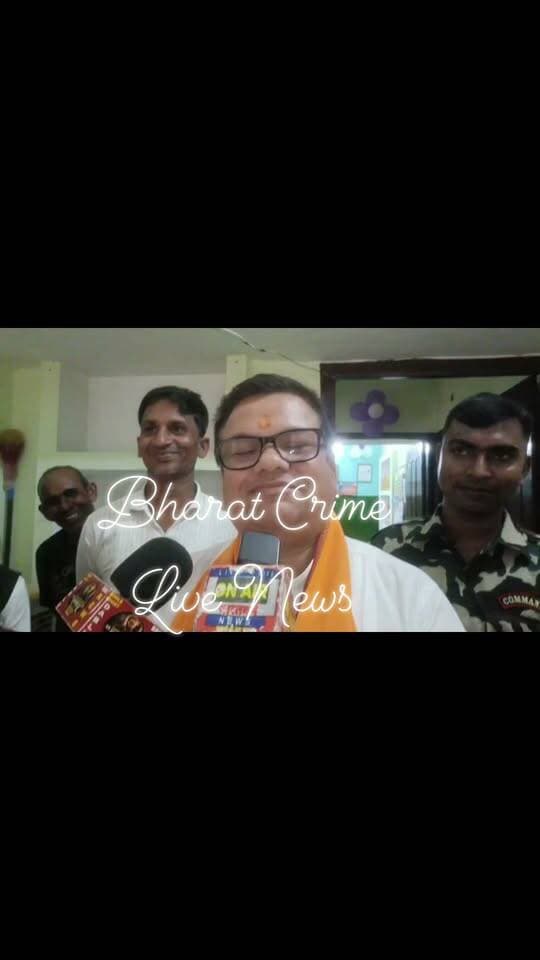 औरंगाबाद में मेडिकल कॉलेज को लेकर उठ रहे सवालों पर विधायक ने दी सफाई, कहा - मरीजों पर नहीं पड़ेगा अतिरिक्त भार।
औरंगाबाद के देव पातालगंगा में प्रस्तावित मेडिकल कॉलेज को पीपीपी मोड पर बनाने को लेकर मचे घमासान पर औरंगाबाद विधायक त्रिविक्रम नारायण सिंह ने अपना बयान दिया है। उन्होंने कहा कि इसको लेकर भ्रम फैलाया जा रहा है, जबकि अभी तक इसकी कोई आधिकारिक घोषणा भी नहीं हुई है।
मीडिया से बात करते हुए उन्होंने कहा कि -
“मैं विश्वास दिलाता हूँ, किसी भी मोड में बने, हमारे क्षेत्र की जनता और मरीजों पर कोई अत्यधिक भार नहीं आने वाला है। यह सरकार अंत्योदय और गरीबों की सरकार है।”
*क्या है पूरा मामला:*
उन्होंने बताया कि मेडिकल कॉलेज का यह पहला चरण ही पूरा हुआ है, जिसमें जमीन का हस्तांतरण हुआ है। यह जमीन पाताल गंगा ट्रस्ट / न्यास बोर्ड द्वारा दी गई है और रजिस्ट्री सिविल सर्जन, औरंगाबाद के नाम पर हुई है। यानी जमीन पूरी तरह सरकार की है और सरकार की ही रहेगी।
*पीपीपी मोड पर क्या बोले:*
अपनी ही पार्टी के नेता द्वारा जमीन मठ की तरफ से सरकार को दिए जाने के बाद पीपीपी की आवश्यकता क्यों पड़ी, इस सवाल पर उन्होंने कहा कि उन्हें उस बयान की जानकारी नहीं है। लेकिन उन्होंने स्पष्ट किया कि पीपीपी मोड कोई नया फेनोमेना नहीं है।
5-6 अगस्त के आसपास कैबिनेट ने 16 मेडिकल कॉलेजों को पीपीपी मोड पर बनाने का निर्णय लिया था, जिसमें कुछ नए और कुछ पुराने चल रहे कॉलेज शामिल हैं। उसी निर्णय के तहत औरंगाबाद का मेडिकल कॉलेज भी है।
*सरकार की मंशा:*
उन्होंने कहा कि डायलिसिस और सदर अस्पताल में जांच के नाम पर मरीजों पर किसी तरह का अतिरिक्त भार नहीं है। सरकार ने पहले ही आयुष्मान कार्ड के माध्यम से गरीबों को सुविधा दी है।
भगवान भास्कर की धरती पर मेडिकल कॉलेज का सपना क्षेत्र के विकास के लिए एक बड़ा दरवाजा खोलने जैसा है। इसको धरातल पर और इसके मूल रूप में लाने की जिम्मेदारी मेरी है, इसमें कहीं कोई समझौता नहीं होगा।