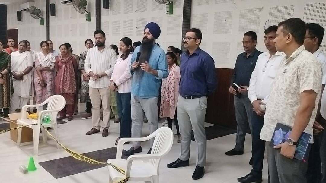 पुलिसकर्मियों की कार्यकुशलता बढ़ाने के लिए भिवानी पुलिस ने आयोजित किया एक दिवसीय कैपेसिटी बिल्डिंग सेमिनार
पुलिस अधीक्षक भिवानी मयंक मिश्रा, आईपीएस के दिशा-निर्देशन में जिला पुलिस के अधिकारियों एवं कर्मचारियों की कार्यकुशलता, अनुसंधान क्षमता तथा साक्ष्य प्रबंधन को और अधिक प्रभावी बनाने के उद्देश्य से आज एक दिवसीय कैपेसिटी बिल्डिंग सेमिनार का आयोजन किया गया।
✍️ सेमिनार में थाना प्रबंधकों, पुलिस उपाधीक्षकों, अनुसंधान अधिकारियों तथा विभिन्न पुलिस कार्यों से जुड़े अधिकारियों एवं कर्मचारियों को अपराध स्थल के प्रबंधन, साक्ष्यों के वैज्ञानिक एवं सुरक्षित संकलन, दस्तावेजीकरण, पैकेजिंग, सीलिंग तथा चेन ऑफ कस्टडी सहित महत्वपूर्ण विषयों पर विशेषज्ञों द्वारा प्रशिक्षण दिया गया। कार्यक्रम में अधिकारियों एवं कर्मचारियों को दो बैचों में प्रशिक्षण प्रदान किया गया।
*विशेषज्ञों ने अपराध स्थल से न्यायालय तक साक्ष्य की पूरी प्रक्रिया पर दिया प्रशिक्षण*
✍️ सेमिनार में प्रो. (डॉ.) जसकरण सिंह, डीन, स्कूल ऑफ साइंसेज एवं प्रोफेसर, फोरेंसिक साइंस, गीता यूनिवर्सिटी, पानीपत तथा श्री साहिल शर्मा, असिस्टेंट प्रोफेसर, फोरेंसिक साइंस, स्कूल ऑफ साइंसेज, गीता यूनिवर्सिटी, पानीपत बतौर विशेषज्ञ एवं व्याख्याता उपस्थित रहे।
✍️ प्रो. (डॉ.) जसकरण सिंह ने अपने व्याख्यान में “Crime Scene – Evidence to Court Room” विषय पर विस्तार से जानकारी दी। उन्होंने अपराध स्थल पर साक्ष्यों की अखंडता बनाए रखने, अपराध स्थल को सुरक्षित रखने, साक्ष्यों की पहचान एवं वैज्ञानिक तरीके से उनके संग्रहण तथा अपराध स्थल से लेकर न्यायालय में साक्ष्य प्रस्तुत किए जाने तक की पूरी प्रक्रिया के महत्व को समझाया। उन्होंने बताया कि अपराध स्थल पर पुलिस द्वारा की गई शुरुआती कार्रवाई जांच की दिशा और न्यायालय में मामले की मजबूती पर सीधा प्रभाव डालती है। उन्होंने साक्ष्य की विश्वसनीयता बनाए रखने तथा कानूनी प्रक्रिया के अनुरूप उसके दस्तावेजीकरण पर भी विशेष जोर दिया।
✍️ वहीं श्री साहिल शर्मा, असिस्टेंट प्रोफेसर, फोरेंसिक साइंस, गीता यूनिवर्सिटी, पानीपत ने अधिकारियों एवं कर्मचारियों को फोरेंसिक साक्ष्यों के वैज्ञानिक प्रबंधन और व्यावहारिक पहलुओं के बारे में जानकारी दी। उन्होंने विभिन्न प्रकार के भौतिक, जैविक, ट्रेस एवं डिजिटल साक्ष्यों की पहचान, उनके सुरक्षित संग्रहण, उचित पैकेजिंग, लेबलिंग एवं सीलिंग तथा साक्ष्य को एक अधिकारी से दूसरे अधिकारी तक हस्तांतरित किए जाने के दौरान चेन ऑफ कस्टडी का रिकॉर्ड सही तरीके से बनाए रखने के महत्व को समझाया। उन्होंने अपराध स्थल के वैज्ञानिक दस्तावेजीकरण तथा क्रॉस-कंटैमिनेशन से बचाव के आवश्यक उपायों की भी जानकारी दी।
*व्यावहारिक प्रशिक्षण एवं सिमुलेशन अभ्यास भी कराया*
सेमिनार को केवल सैद्धांतिक जानकारी तक सीमित न रखते हुए सिमुलेशन आधारित हैंड्स-ऑन एक्सरसाइज भी कराई गई। इसमें अपराध स्थल से साक्ष्य की पहचान, उसके सुरक्षित संग्रहण, पैकेजिंग, लेबलिंग, सीलिंग तथा आगे सुपुर्दगी की प्रक्रिया का व्यावहारिक अभ्यास कराया गया। इससे पुलिस अधिकारियों एवं कर्मचारियों को वास्तविक परिस्थितियों में वैज्ञानिक तरीके से साक्ष्यों को संभालने की प्रक्रिया को बेहतर ढंग से समझने का अवसर मिला।
*पुलिस अधीक्षक भिवानी ने बताई सेमिनार की महत्ता, विशेषज्ञों का जताया आभार*
इस अवसर पर पुलिस अधीक्षक भिवानी श्री मयंक मिश्रा, आईपीएस ने अधिकारियों एवं कर्मचारियों को संबोधित करते हुए कहा कि आधुनिक पुलिसिंग में वैज्ञानिक साक्ष्य एवं गुणवत्तापूर्ण अनुसंधान की भूमिका लगातार बढ़ रही है। अपराध स्थल पर की गई कार्रवाई में वैज्ञानिक दृष्टिकोण, सटीकता तथा निर्धारित कानूनी प्रक्रिया का पालन किसी भी आपराधिक मामले की जांच को मजबूत बनाने के लिए अत्यंत आवश्यक है।
उन्होंने कहा कि पुलिसकर्मियों को समय-समय पर इस प्रकार के क्षमता निर्माण प्रशिक्षण दिए जाने से उनकी अनुसंधान क्षमता, साक्ष्य प्रबंधन कौशल और व्यावहारिक कार्यकुशलता में वृद्धि होती है। अपराध स्थल से प्राप्त साक्ष्य को सही तरीके से सुरक्षित रखना, उसकी पूरी चेन ऑफ कस्टडी बनाए रखना और न्यायालय के समक्ष उसकी विश्वसनीयता सुनिश्चित करना पुलिस जांच का महत्वपूर्ण हिस्सा है।
पुलिस अधीक्षक भिवानी ने सेमिनार में उपस्थित प्रो. (डॉ.) जसकरण सिंह एवं श्री साहिल शर्मा, गीता यूनिवर्सिटी, पानीपत का विशेष रूप से आभार व्यक्त करते हुए कहा कि दोनों विशेषज्ञों द्वारा पुलिस अधिकारियों एवं कर्मचारियों को अपराध स्थल प्रबंधन एवं फोरेंसिक साक्ष्य के संबंध में दी गई महत्वपूर्ण एवं व्यावहारिक जानकारी निश्चित रूप से पुलिस अनुसंधान को और अधिक प्रभावी बनाने में उपयोगी सिद्ध होगी।
उन्होंने अधिकारियों एवं कर्मचारियों से प्रशिक्षण के दौरान प्राप्त जानकारी को अपने दैनिक पुलिस कार्य में प्रभावी रूप से लागू करने का आह्वान किया।
सेमिनार का मुख्य उद्देश्य पुलिसकर्मियों को साक्ष्य संग्रहण एवं अपराध स्थल प्रबंधन में बेहतर दक्षता प्रदान करना, प्रक्रियात्मक कमियों को दूर करना तथा लेबलिंग, सीलिंग और चेन ऑफ कस्टडी के दस्तावेजीकरण में एकरूपता सुनिश्चित करना रहा।
— पुलिस प्रवक्ता, भिवानी।।