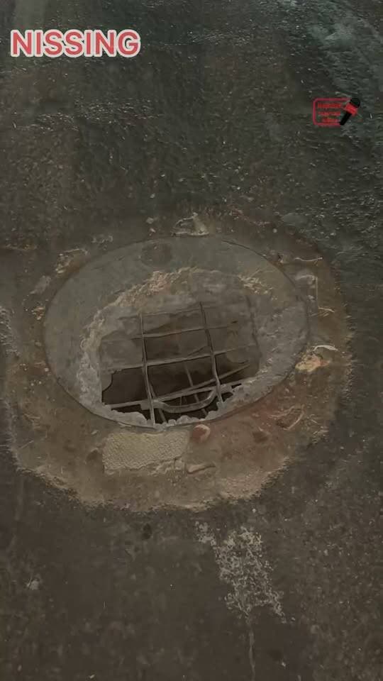मेन रोड के सीवरेज का ढक्कन टूटा हो रहे हैं लगातार एक्सीडेंट, लोगों की मदद से झाड़ियां और कटे रखे जिससे एक्सीडेंट होने का खतरा कम हो