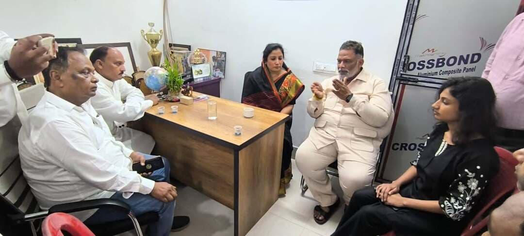 सुदिव्य कुमार सोनु के निधन के बाद परिवार से मिलने गिरिडीह पहुंचे सांसद पप्पू यादव, पत्नी श्वेता शर्मा को बंधाया ढांढस।
दिवंगत सुदिव्य कुमार सोनु के निधन के के बाद बिहार के पूर्णिया से सांसद पप्पू यादव उनके परिवार से मिलने गिरिडीह पहुंचे। इस दौरान उन्होंने दिवंगत सुदिव्य कुमार सोनु की पत्नी श्वेता शर्मा से मुलाकात की और अपनी गहरी संवेदना व्यक्त की।
सांसद पप्पू यादव ने श्वेता शर्मा को सांत्वना देते हुए इस दुख की घड़ी में धैर्य और हिम्मत बनाए रखने का संबल दिया। उन्होंने शोकाकुल परिवार के प्रति अपनी संवेदनाएं प्रकट कीं और दिवंगत सुदिव्य कुमार सोनु को श्रद्धांजलि अर्पित की।
करीब एक महीने पहले हुए सुदिव्य कुमार सोनु के निधन से परिवार को गहरा आघात पहुंचा था। ऐसे कठिन समय में सांसद पप्पू यादव ने परिवार के बीच पहुंचकर उनके दुख को साझा किया और शोक संतप्त परिजनों को ढांढस बंधाया।