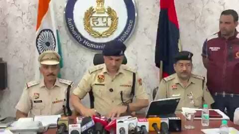 पिस्टल की नोक पर बंधक बनाकर 1 करोड़ 4 लाख 80 हजार रुपये की डकैती के मामले में अपराध शाखा सेक्टर-30 की कार्रवाई, चार आरोपियों को किया गिरफ्तार
4 दिन पुलिस रिमांड पर लेकर की जा रही है पूछताछ।